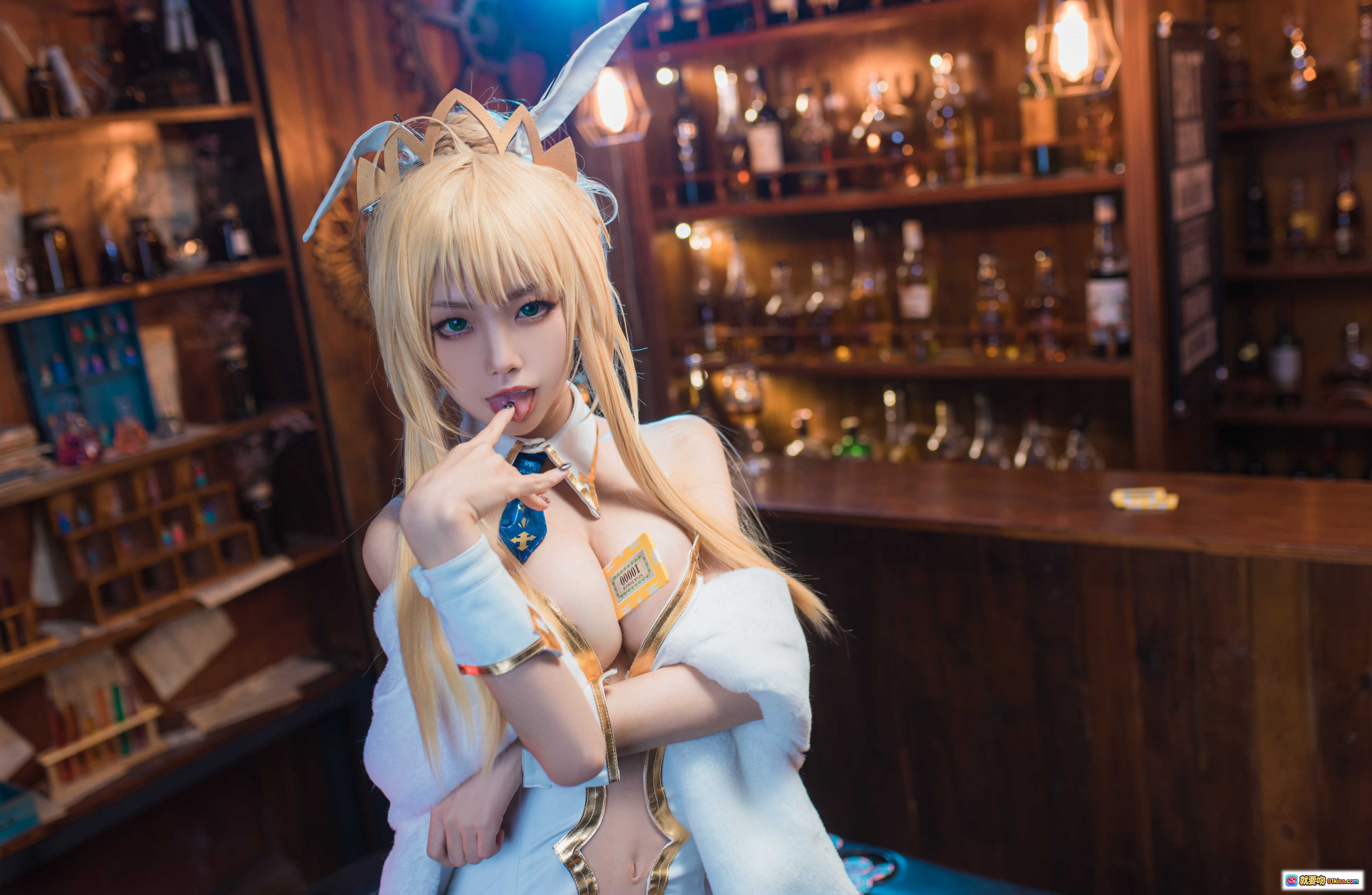 图片[5] - 水淼NO.026白枪呆Cosplay写真｜金发兔耳少女举杯品酒｜精致服装道具还原角色｜酒吧氛围感美图合集 - 就要吻