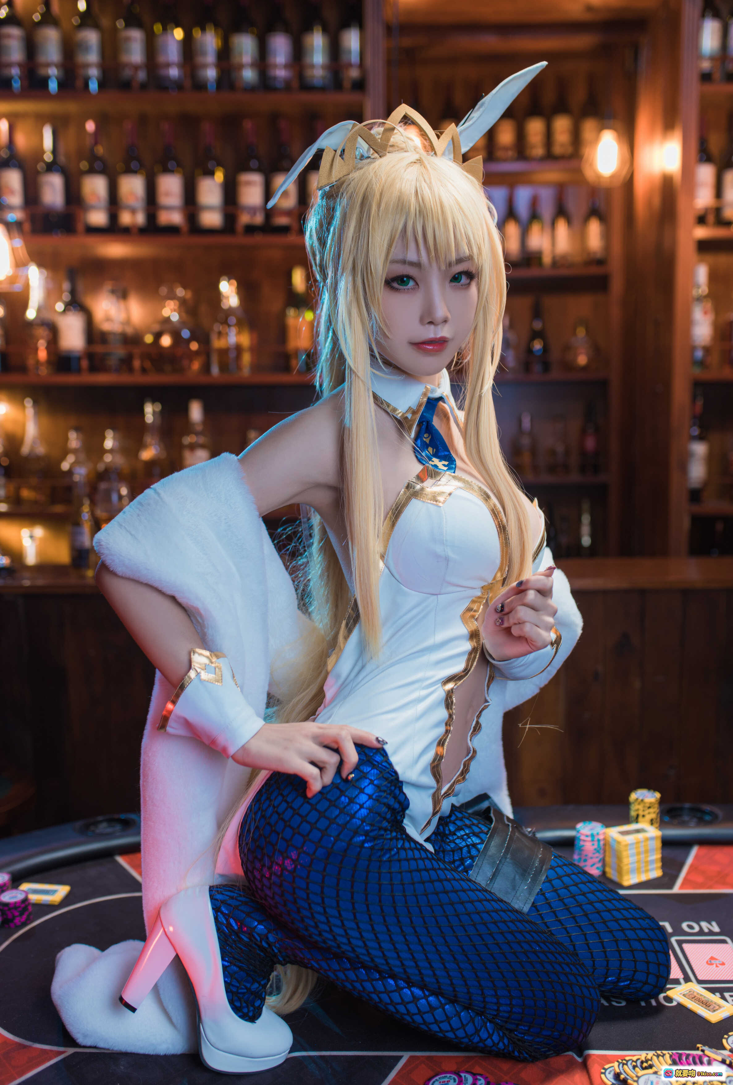 图片[4] - 水淼NO.026白枪呆Cosplay写真｜金发兔耳少女举杯品酒｜精致服装道具还原角色｜酒吧氛围感美图合集 - 就要吻