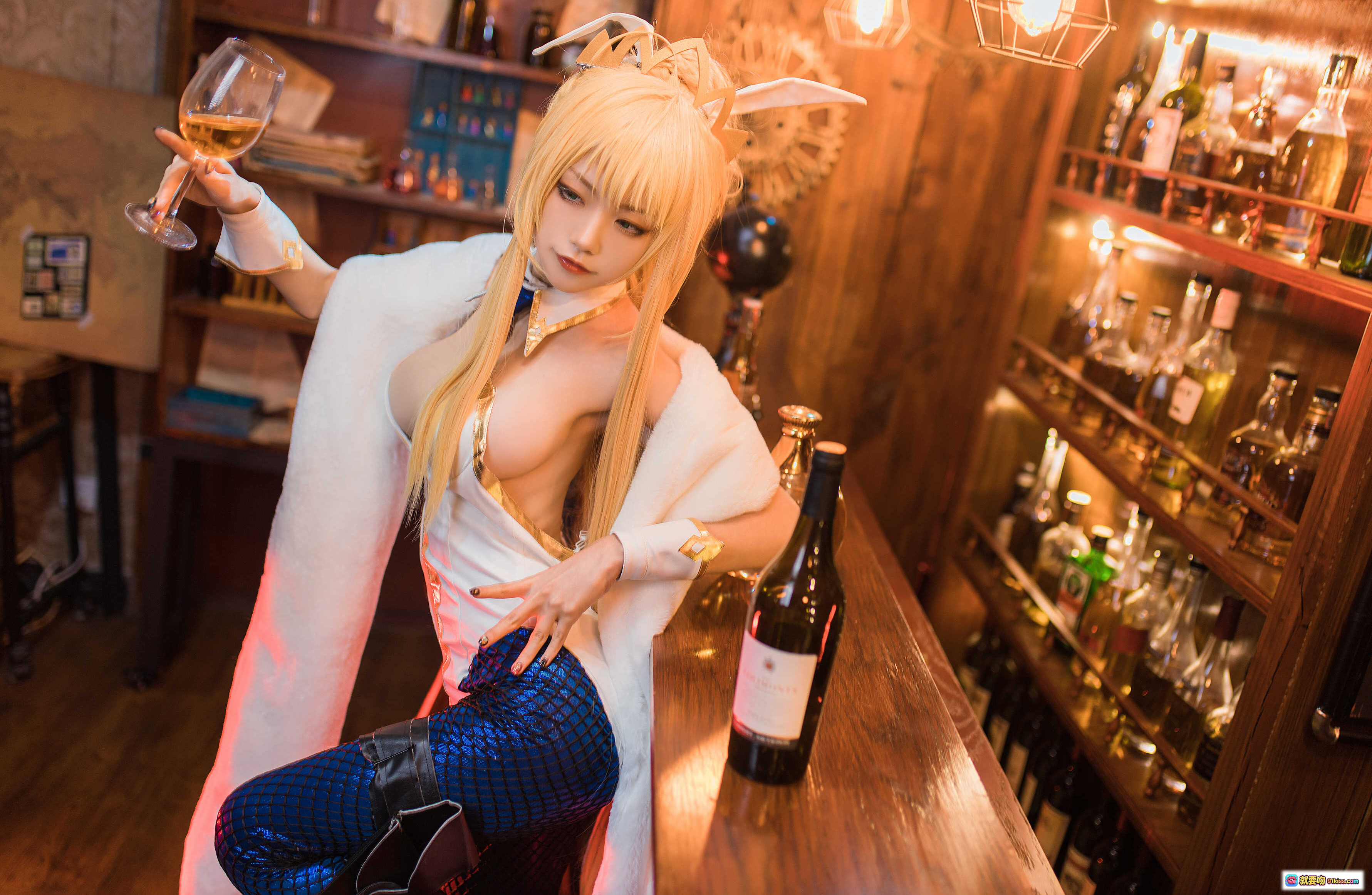 图片[2] - 水淼NO.026白枪呆Cosplay写真｜金发兔耳少女举杯品酒｜精致服装道具还原角色｜酒吧氛围感美图合集 - 就要吻