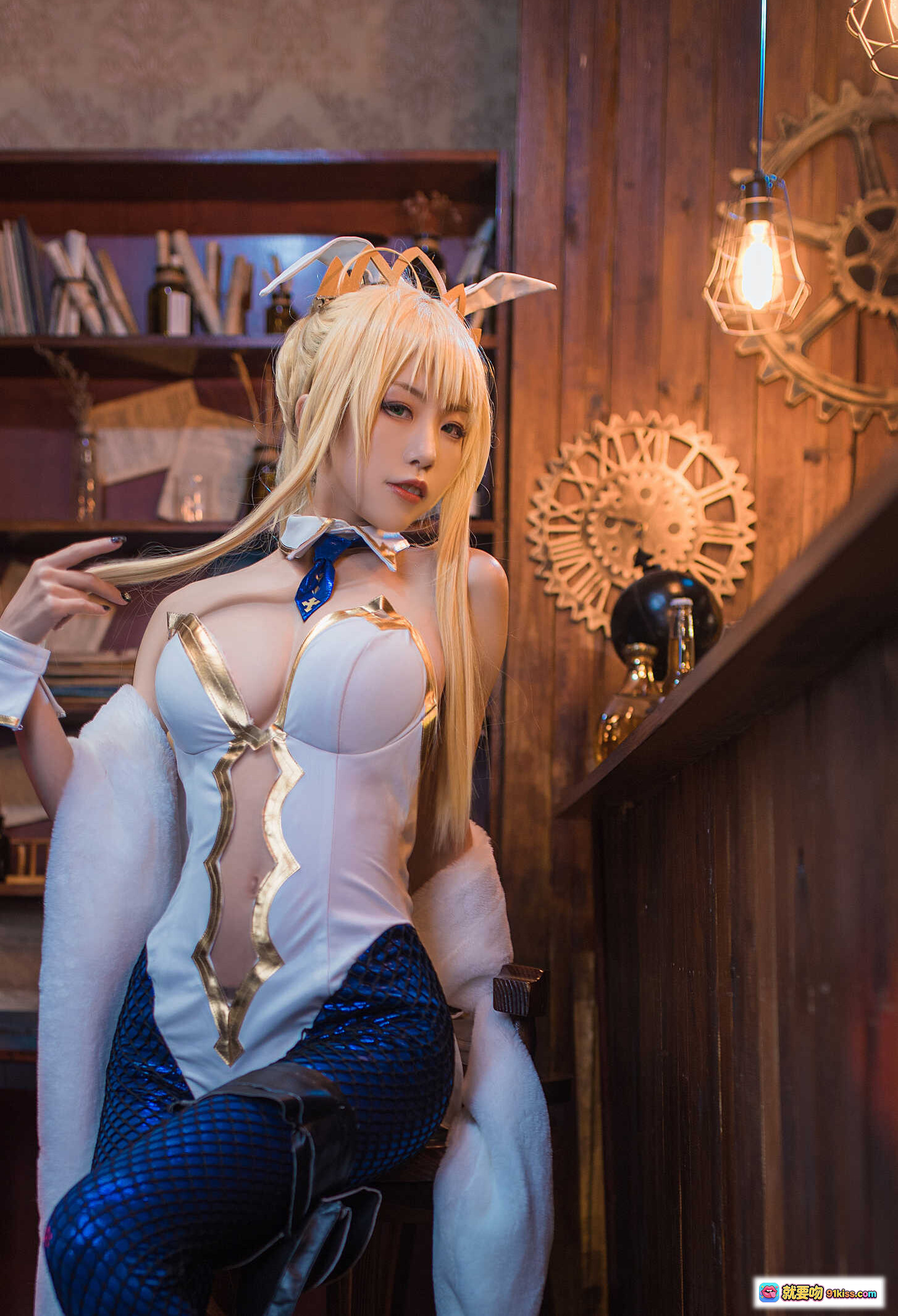 图片[9] - 水淼NO.026白枪呆Cosplay写真｜金发兔耳少女举杯品酒｜精致服装道具还原角色｜酒吧氛围感美图合集 - 就要吻
