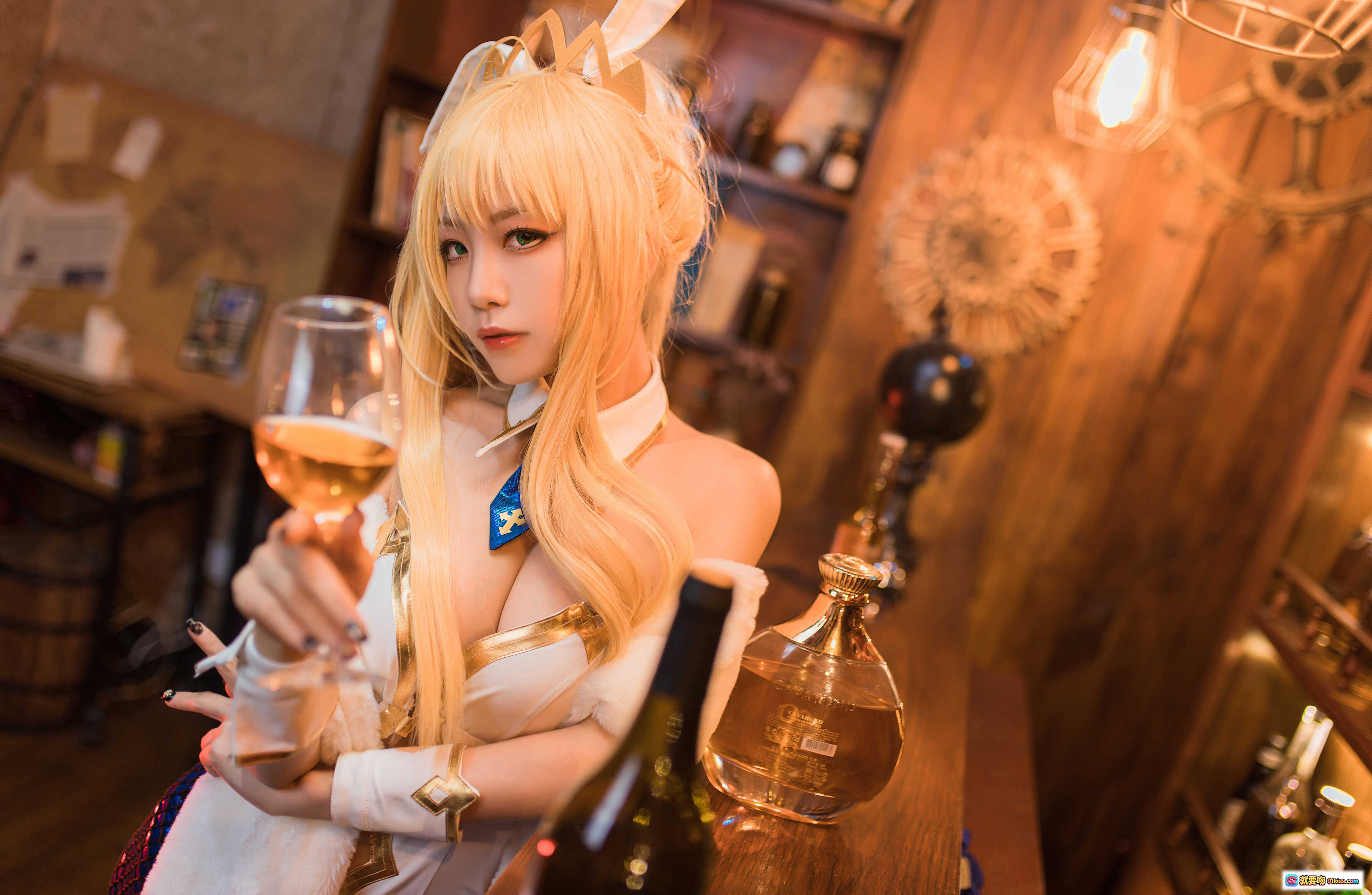 图片[1] - 水淼NO.026白枪呆Cosplay写真｜金发兔耳少女举杯品酒｜精致服装道具还原角色｜酒吧氛围感美图合集 - 就要吻