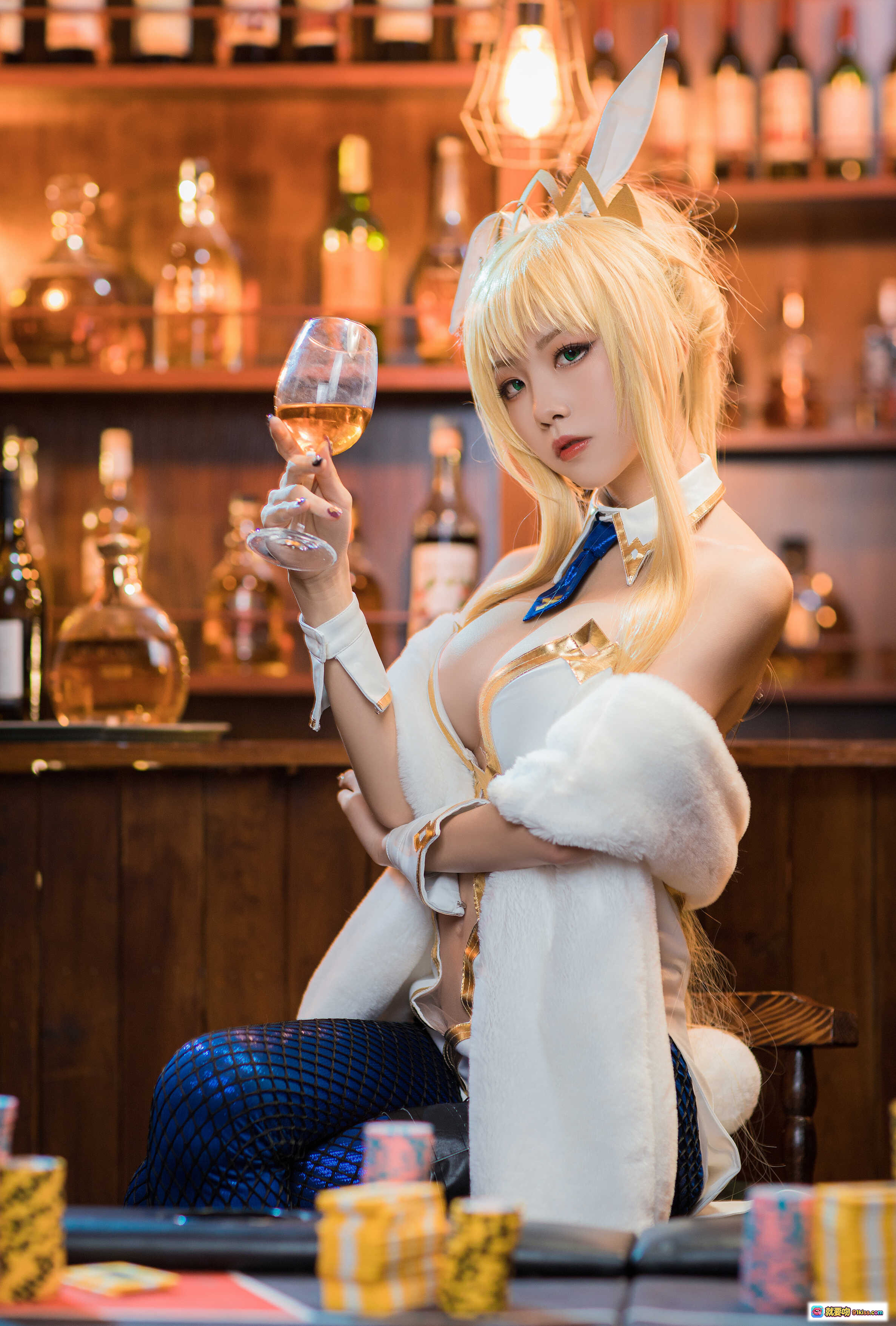图片[7] - 水淼NO.026白枪呆Cosplay写真｜金发兔耳少女举杯品酒｜精致服装道具还原角色｜酒吧氛围感美图合集 - 就要吻
