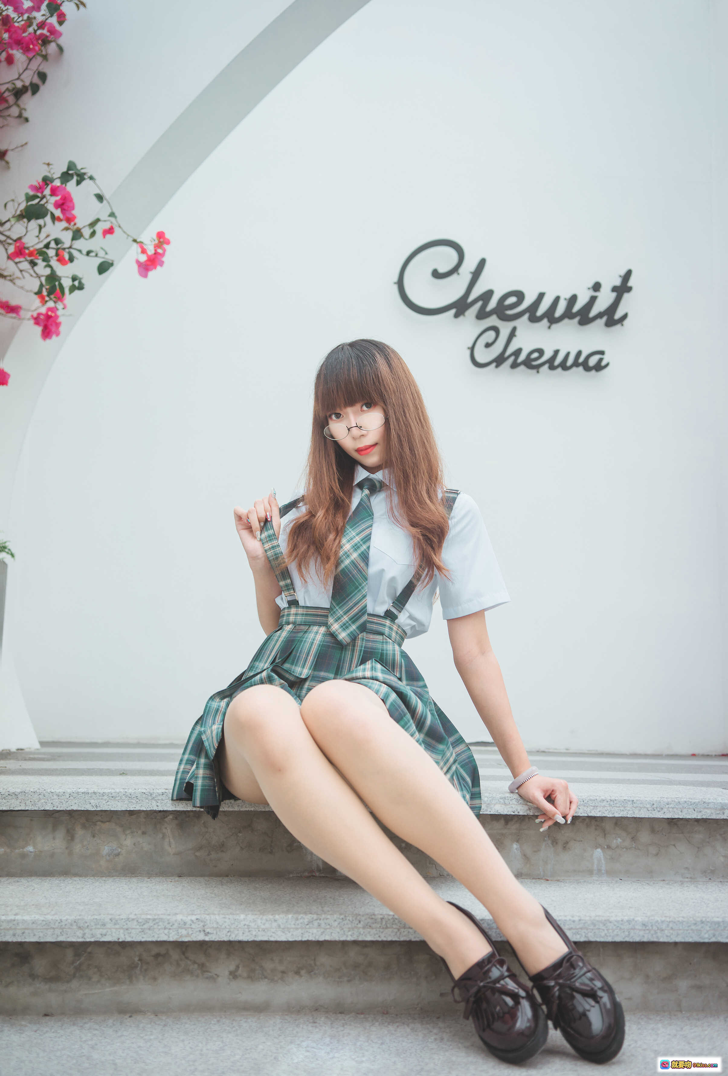 图片[8] - Money冷冷 NO.007 JK制服少女楼梯写真 绿格裙白衬衫眼镜美腿高跟鞋清新日系风格 - 就要吻