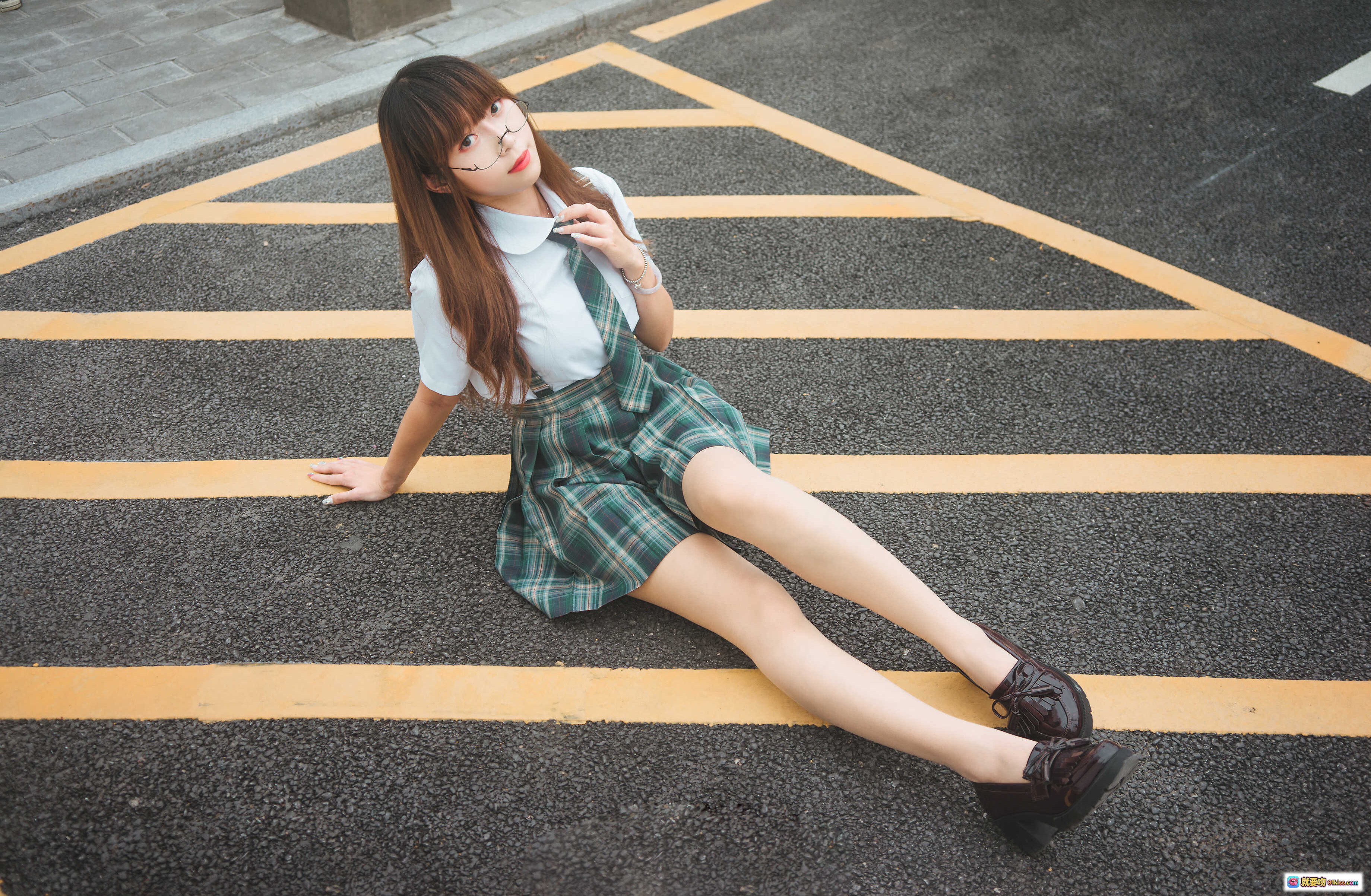 图片[6] - Money冷冷 NO.007 JK制服少女楼梯写真 绿格裙白衬衫眼镜美腿高跟鞋清新日系风格 - 就要吻