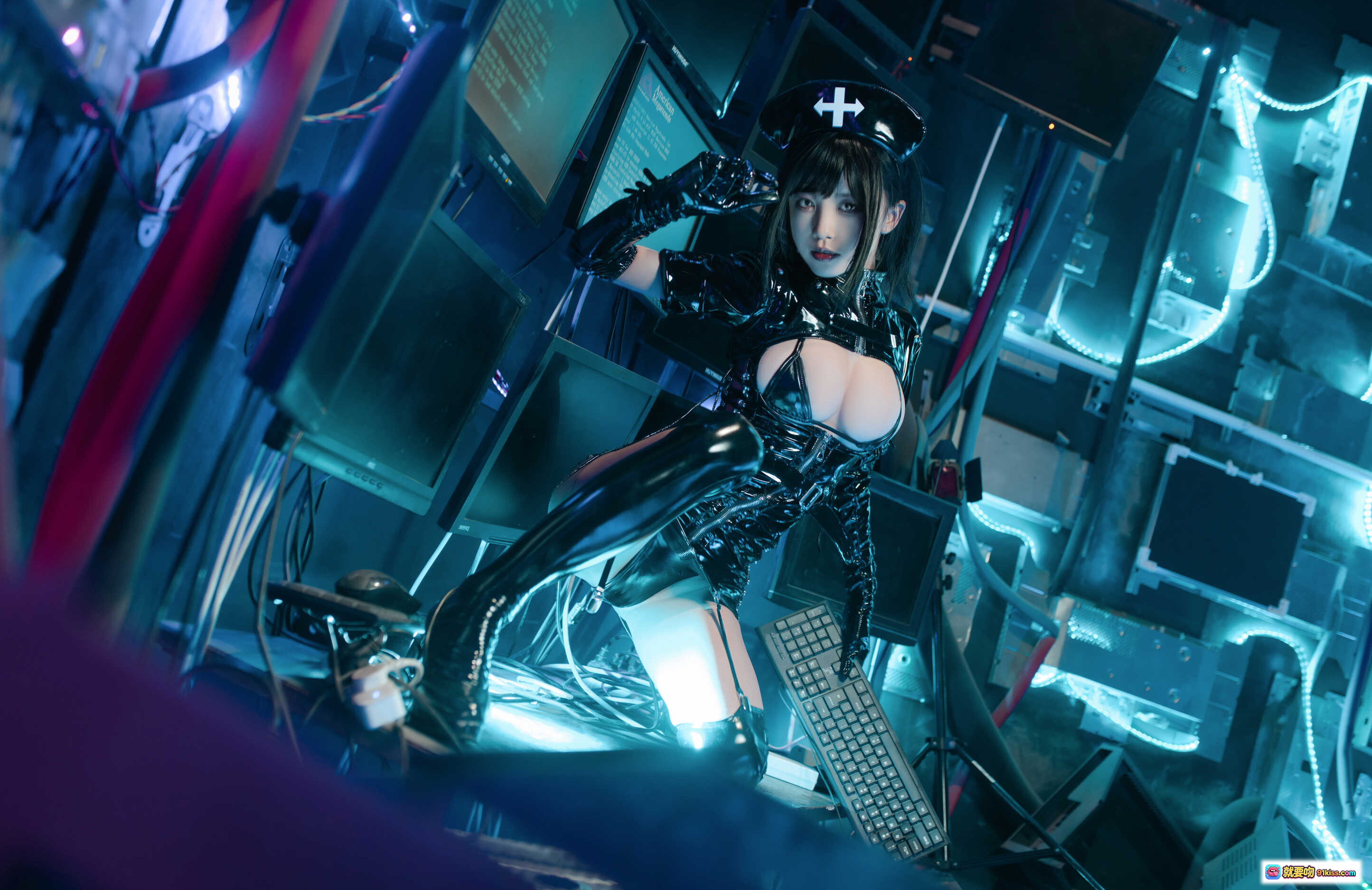 图片[9] - 水淼NO.013救赎写真｜赛博朋克风黑胶护士装｜霓虹灯光科幻场景｜45P高清图集 - 就要吻