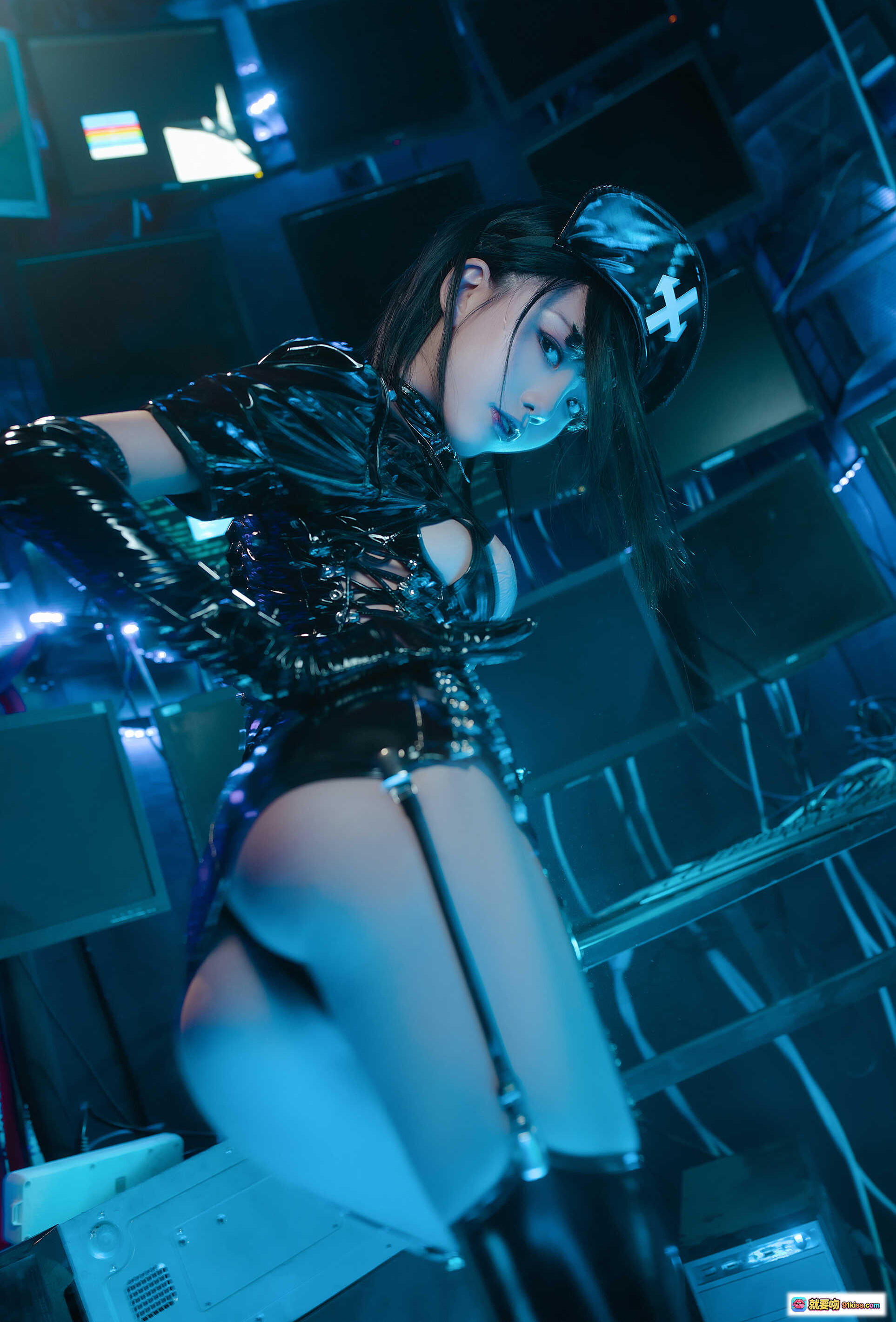 图片[3] - 水淼NO.013救赎写真｜赛博朋克风黑胶护士装｜霓虹灯光科幻场景｜45P高清图集 - 就要吻