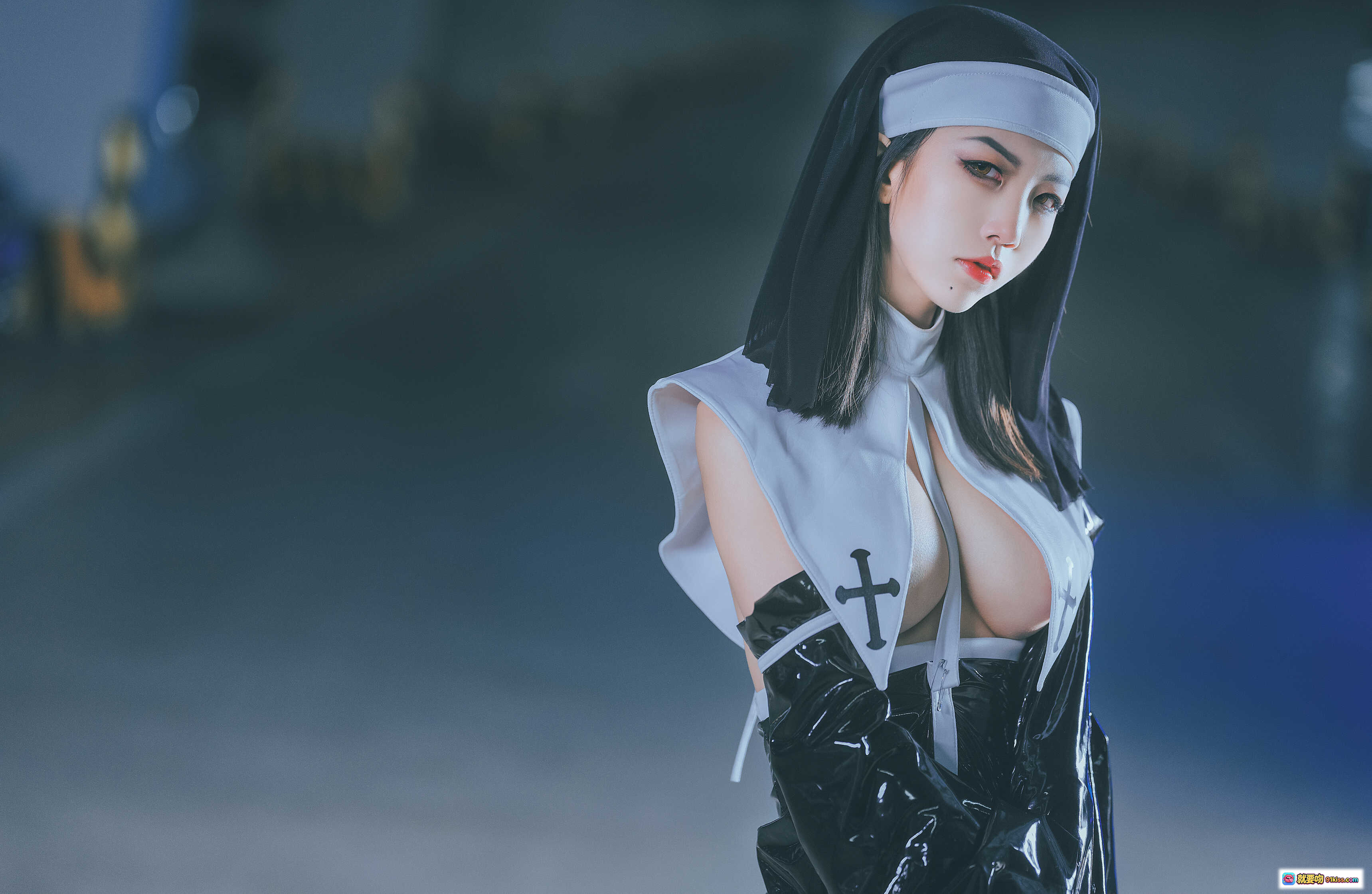 图片[10] - 水淼NO.013救赎写真｜赛博朋克风黑胶护士装｜霓虹灯光科幻场景｜45P高清图集 - 就要吻