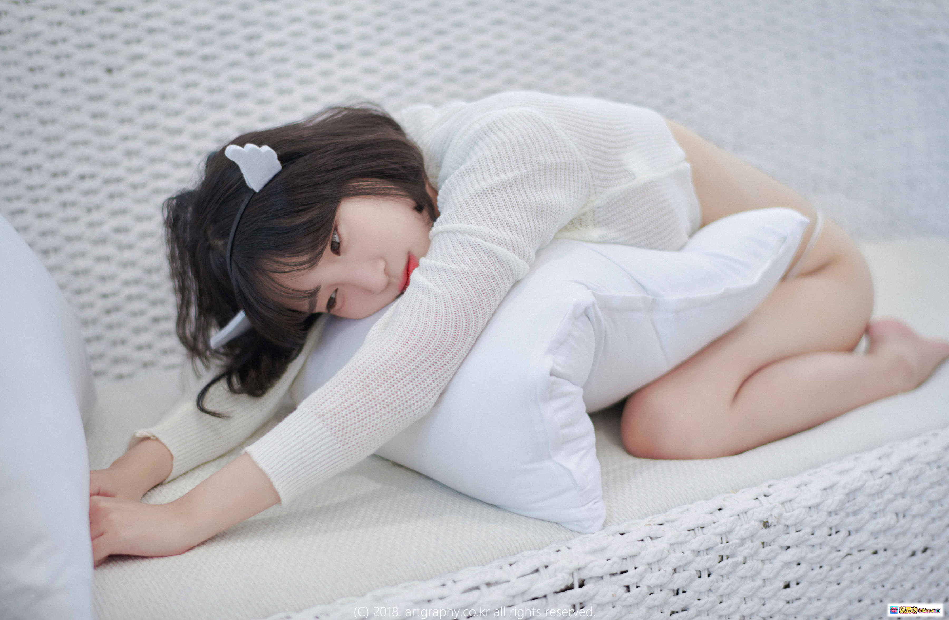 图片[1] - 姜仁卿NO.002 ARTGRAVIA_VOL22 白色针织衫少女抱枕侧卧写真 清新甜美居家风 4K高清摄影图 - 就要吻
