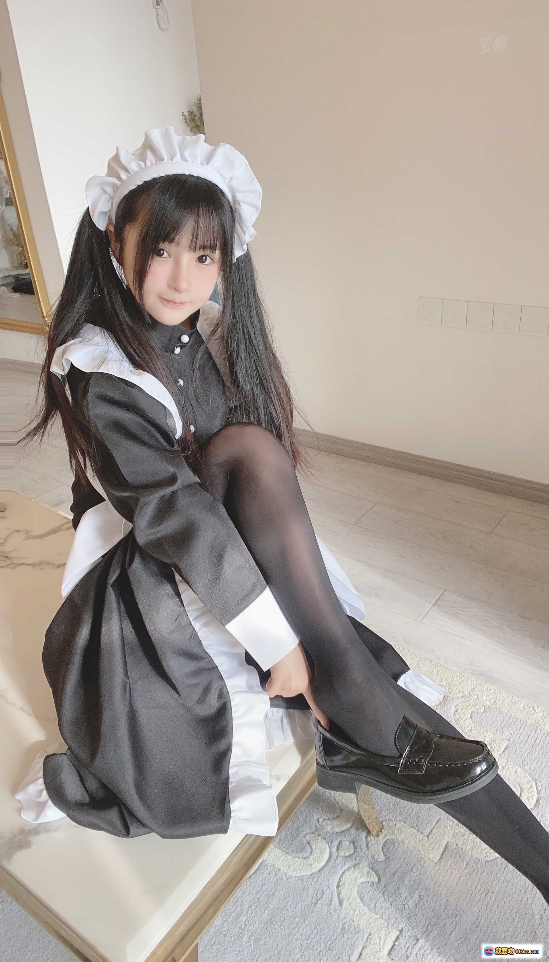 图片[1] - 桜井宁宁 NO.031 双马尾黑丝女仆装写真 甜美微笑 白色头饰 黑色丝袜 优雅坐姿 室内私房美拍 - 就要吻