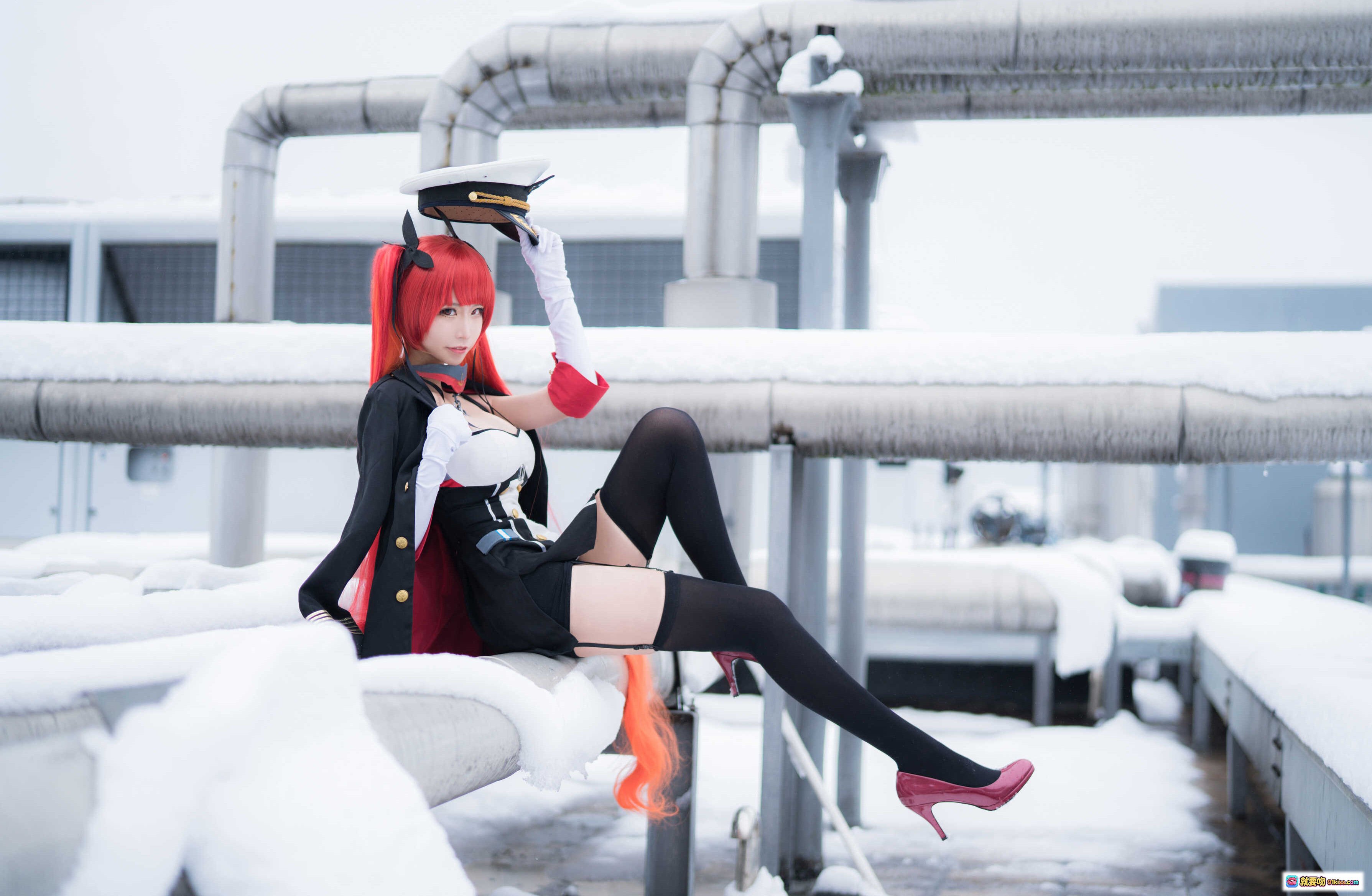 图片[1] - 爱老师火奴鲁鲁cosplay雪景写真｜红发女仆装黑丝高跟｜工业风管道背景｜9P高清图集 - 就要吻