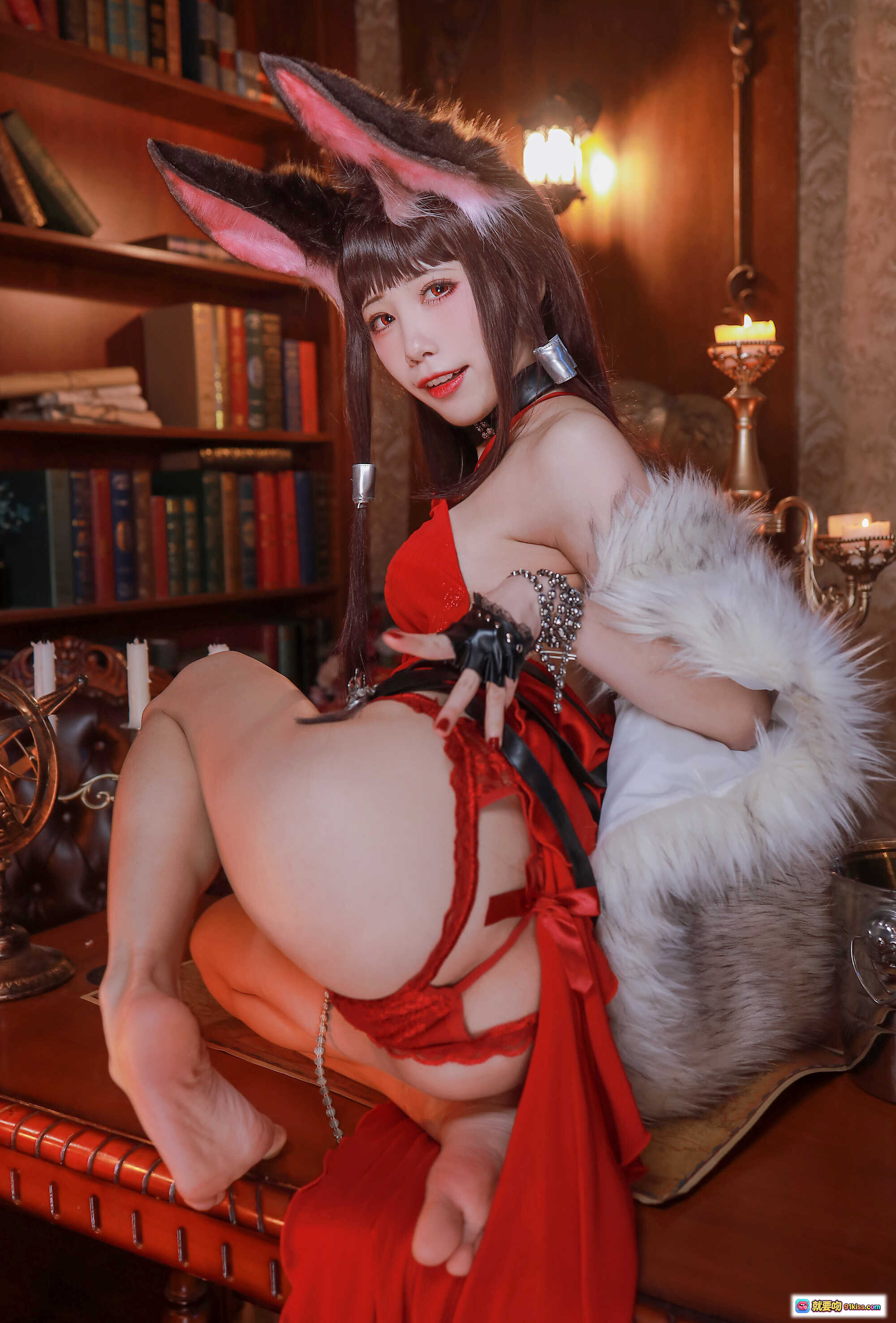 图片[9] - 水淼Aqua NO.067赤城兔女郎写真｜红黑蕾丝内衣+白色毛绒披肩｜书房复古场景性感摆拍 - 就要吻