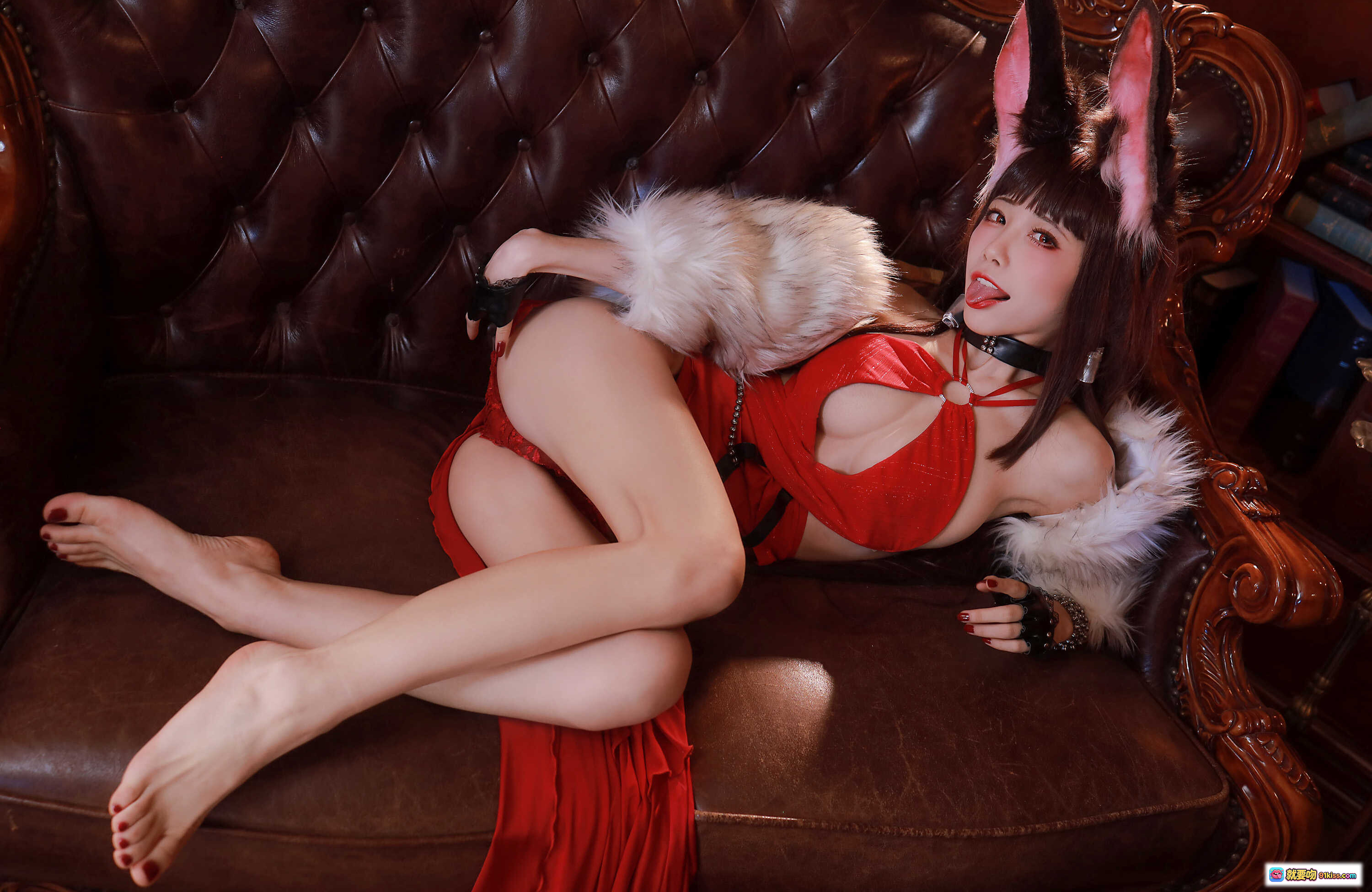 图片[2] - 水淼Aqua NO.067赤城兔女郎写真｜红黑蕾丝内衣+白色毛绒披肩｜书房复古场景性感摆拍 - 就要吻