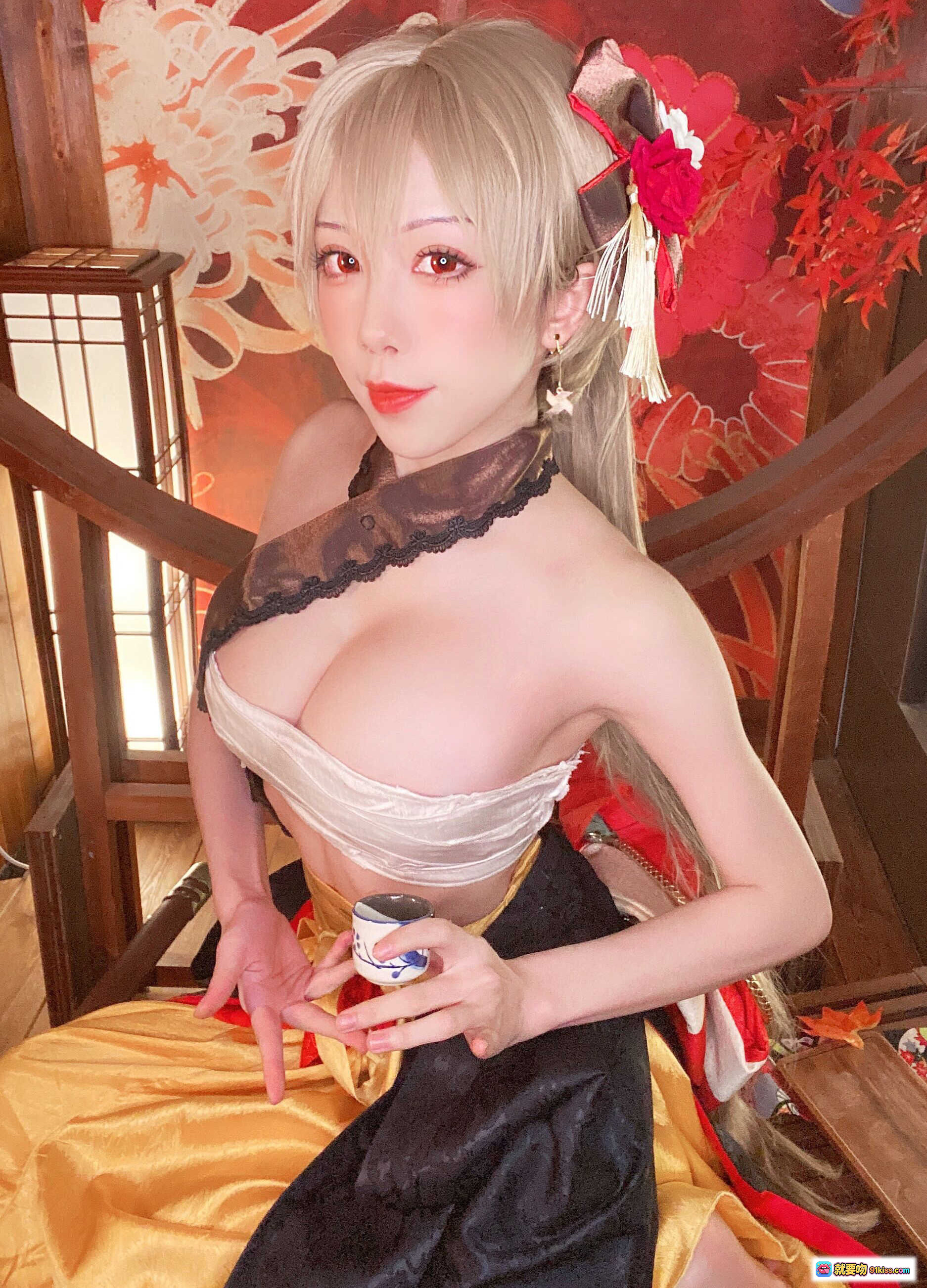 图片[2] - 水淼aqua NO.079新春自拍写真｜和风少女Cosplay｜红枫背景｜蕾丝露肩装｜精致妆容｜金发双马尾｜日系美少女风格 - 就要吻