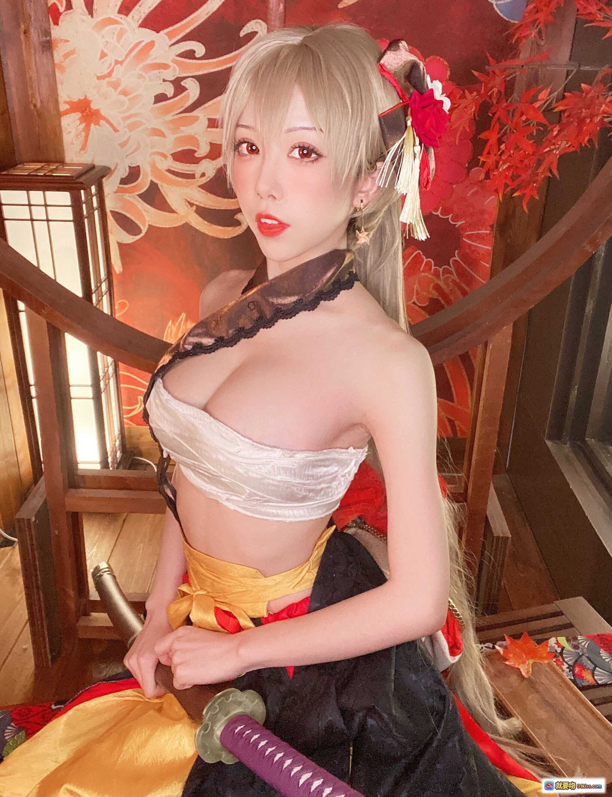 图片[9] - 水淼aqua NO.079新春自拍写真｜和风少女Cosplay｜红枫背景｜蕾丝露肩装｜精致妆容｜金发双马尾｜日系美少女风格 - 就要吻