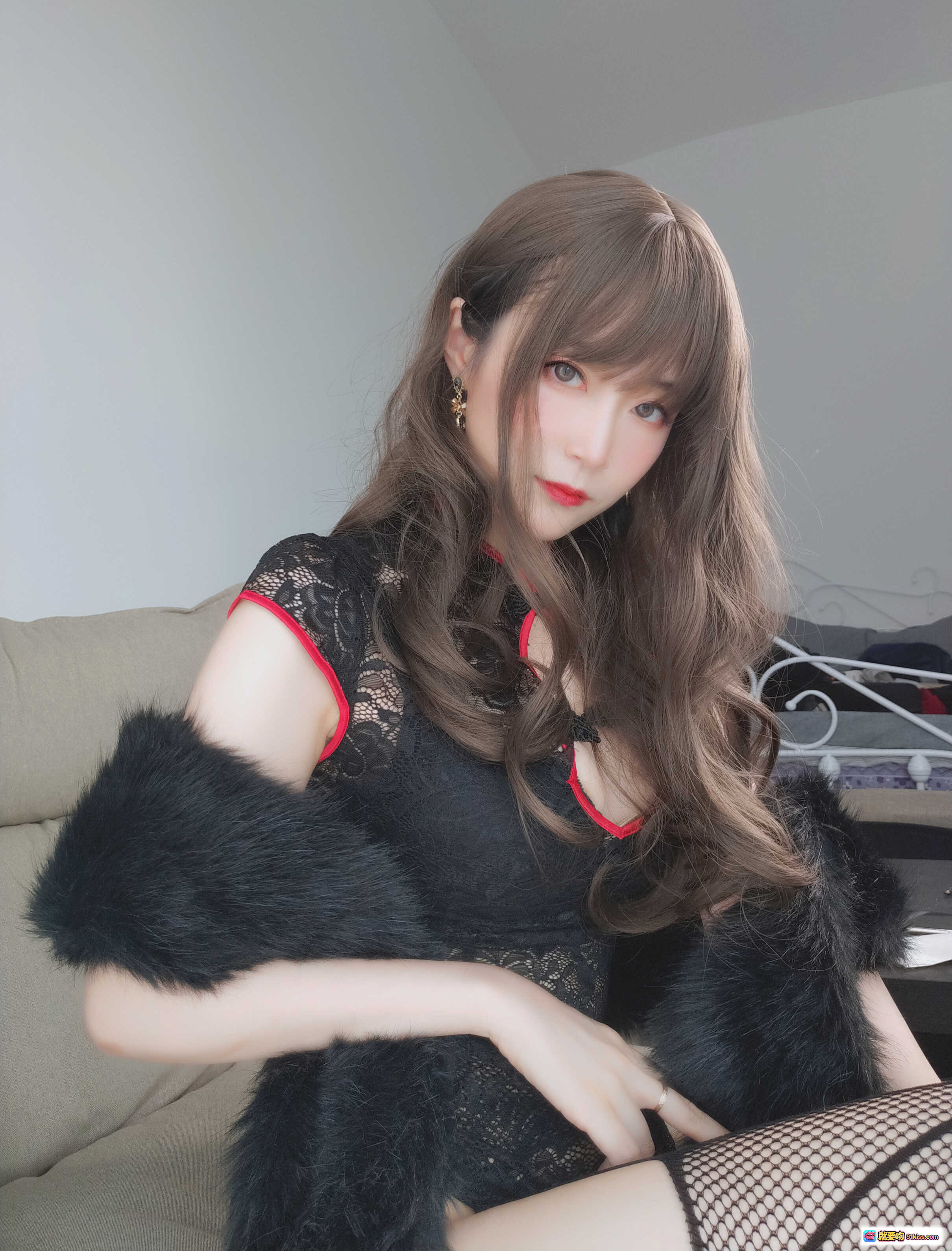 白银81 NO.023 军阀夫人写真集 50P黑蕾丝红边旗袍 网袜毛绒披肩 温柔长发少女风私房美图 - 就要吻