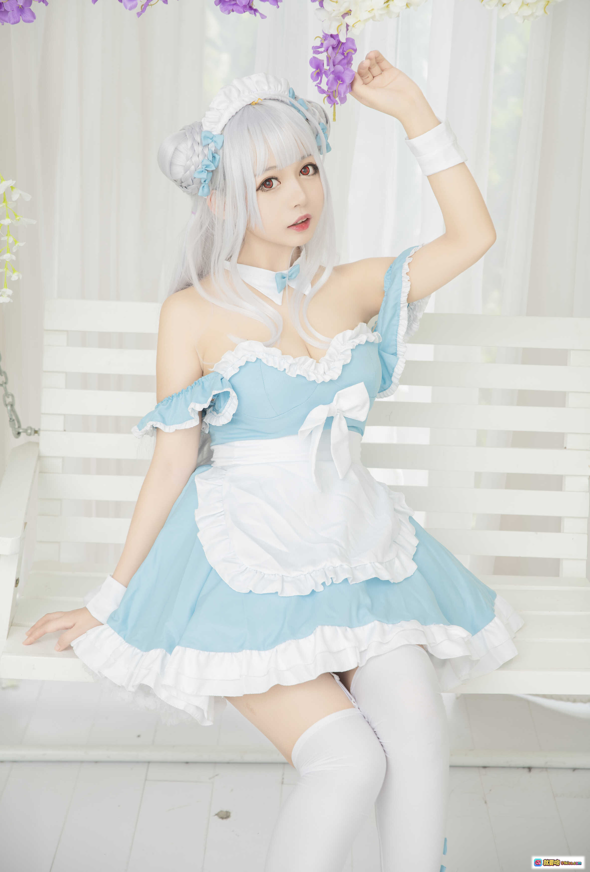图片[4] - 黑猫猫OvO NO.018 小天鹅完全体 Cosplay 美少女 白发蓝裙女仆装 手持马卡龙 甜美可爱写真 16P高清图集 - 就要吻