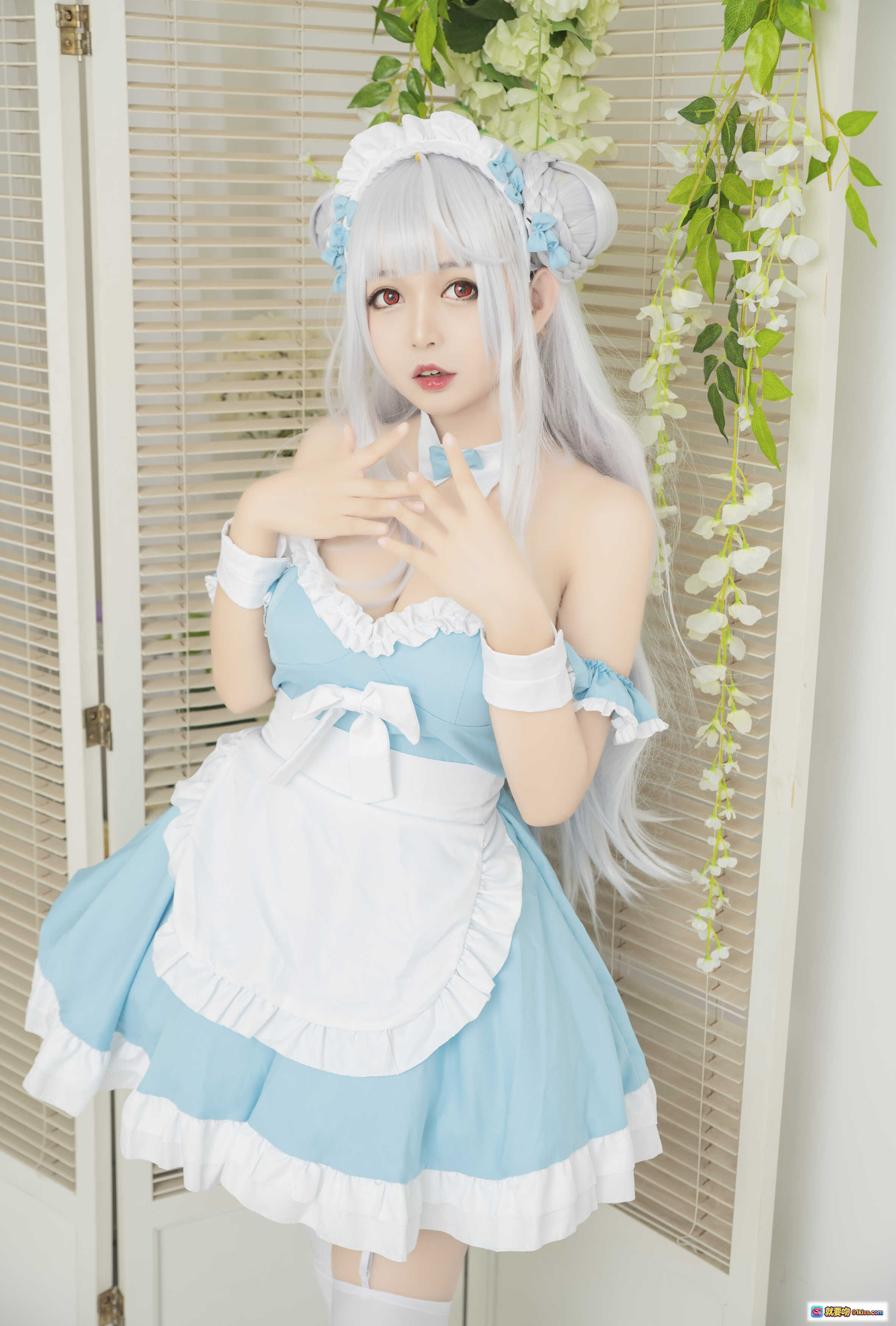 图片[10] - 黑猫猫OvO NO.018 小天鹅完全体 Cosplay 美少女 白发蓝裙女仆装 手持马卡龙 甜美可爱写真 16P高清图集 - 就要吻