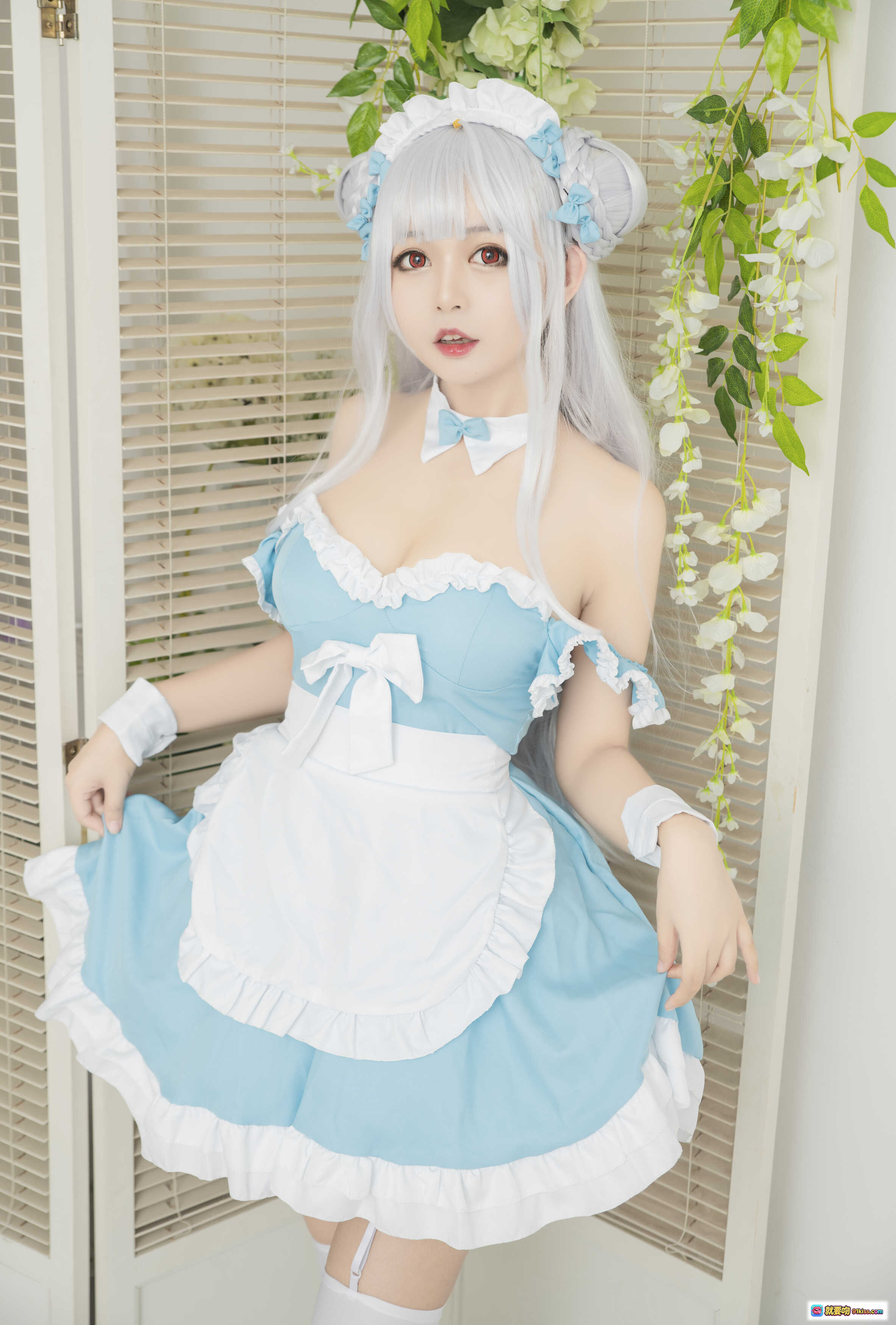 图片[2] - 黑猫猫OvO NO.018 小天鹅完全体 Cosplay 美少女 白发蓝裙女仆装 手持马卡龙 甜美可爱写真 16P高清图集 - 就要吻