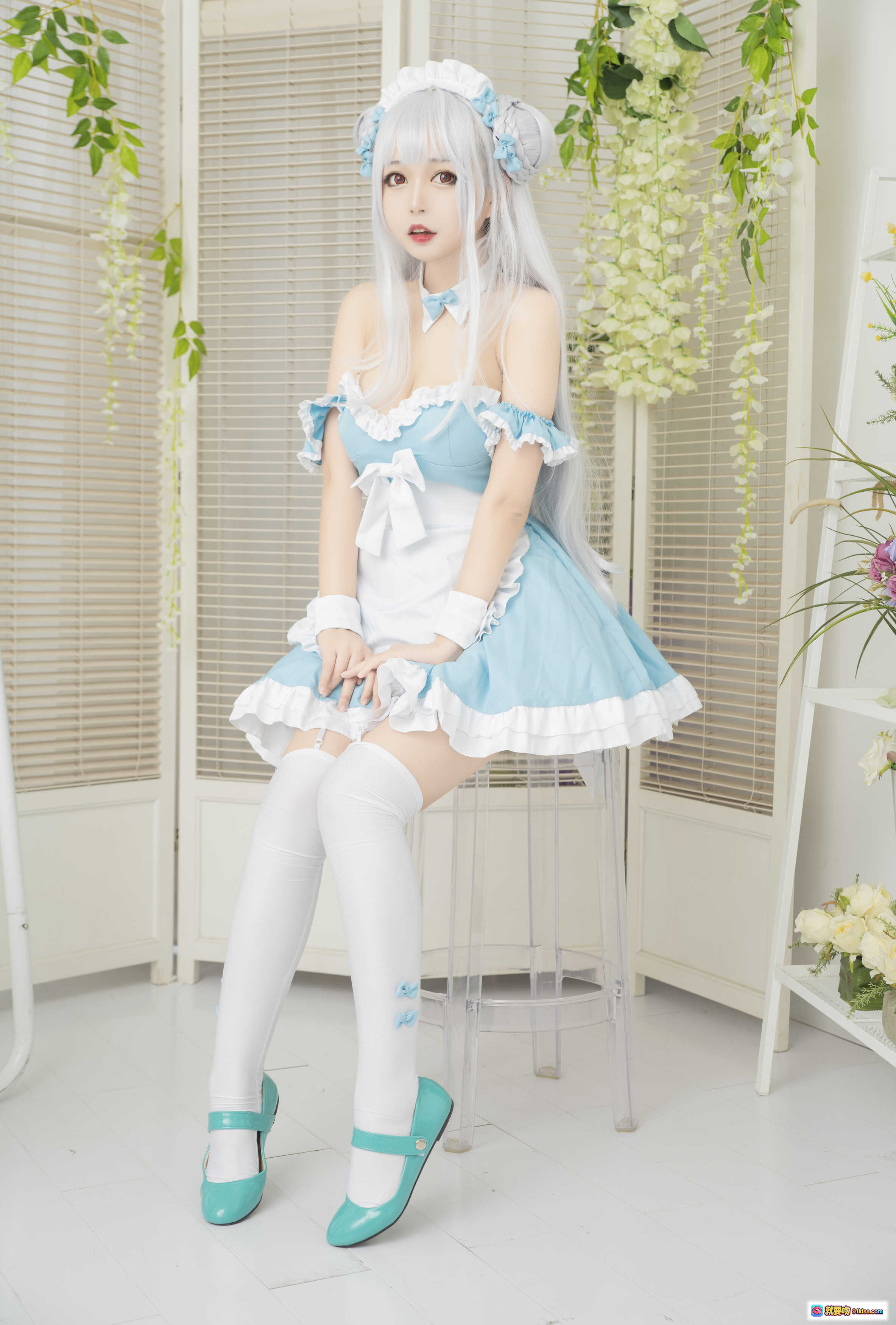 图片[8] - 黑猫猫OvO NO.018 小天鹅完全体 Cosplay 美少女 白发蓝裙女仆装 手持马卡龙 甜美可爱写真 16P高清图集 - 就要吻