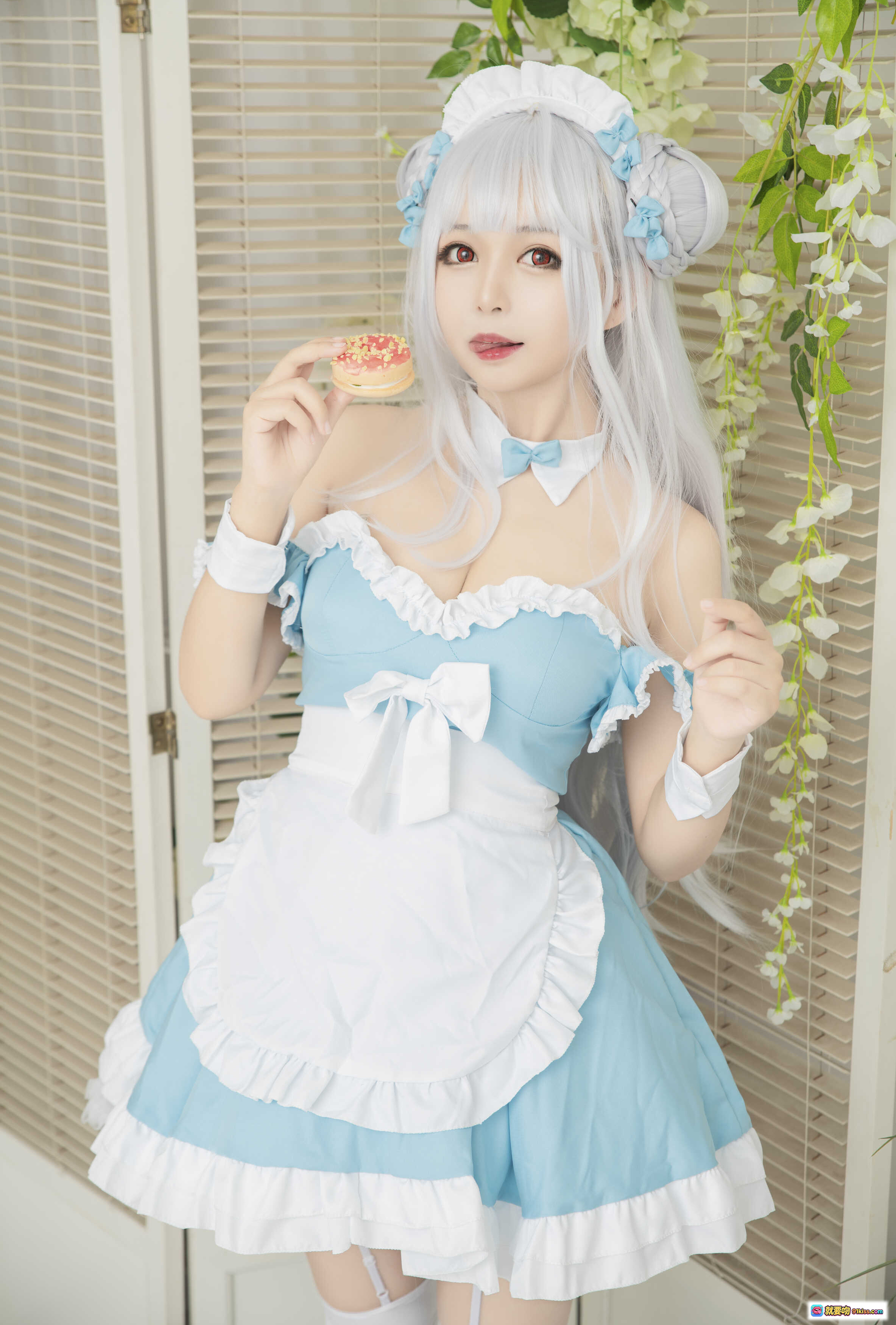 黑猫猫OvO NO.018 小天鹅完全体 Cosplay 美少女 白发蓝裙女仆装 手持马卡龙 甜美可爱写真 16P高清图集 - 就要吻