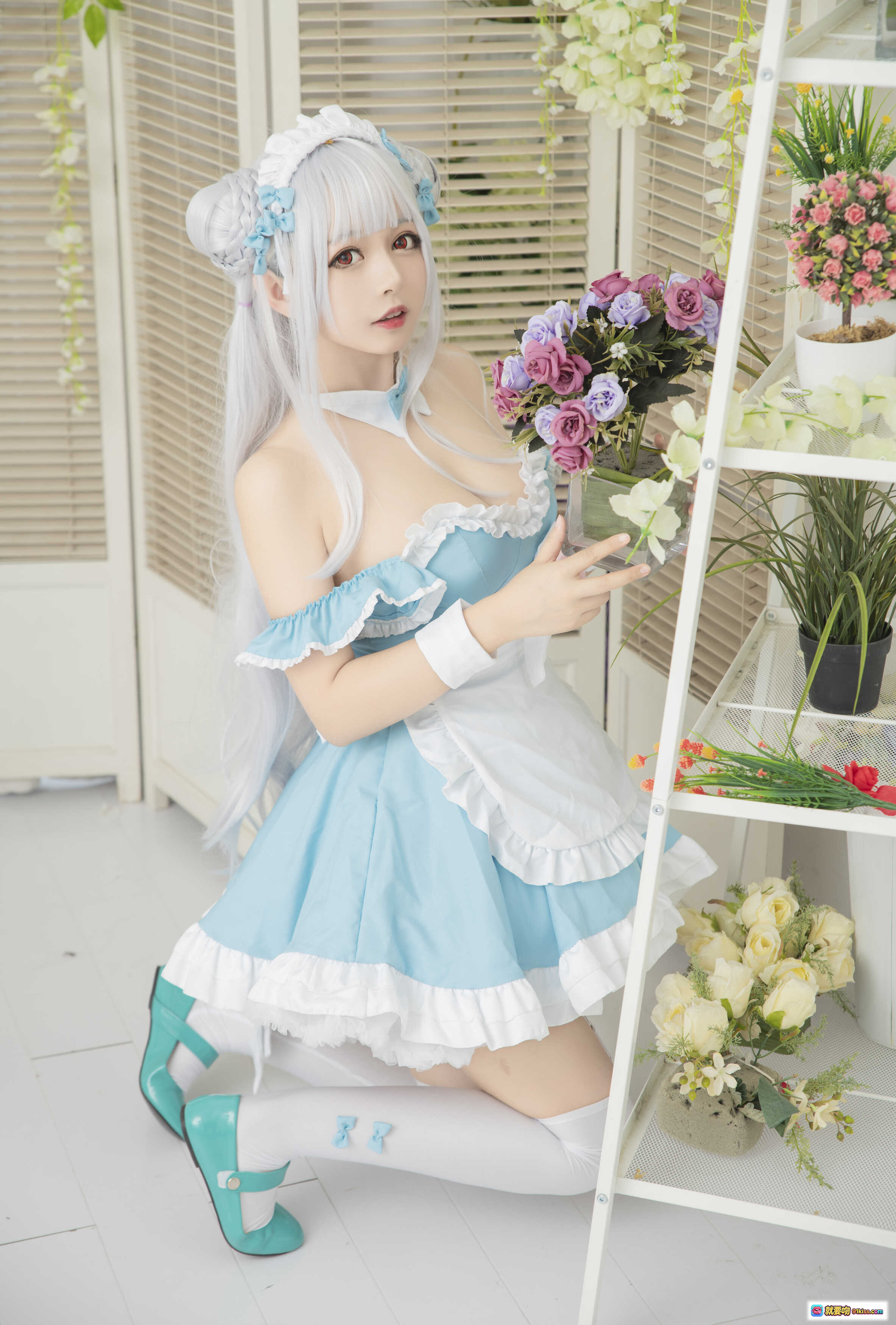 图片[5] - 黑猫猫OvO NO.018 小天鹅完全体 Cosplay 美少女 白发蓝裙女仆装 手持马卡龙 甜美可爱写真 16P高清图集 - 就要吻