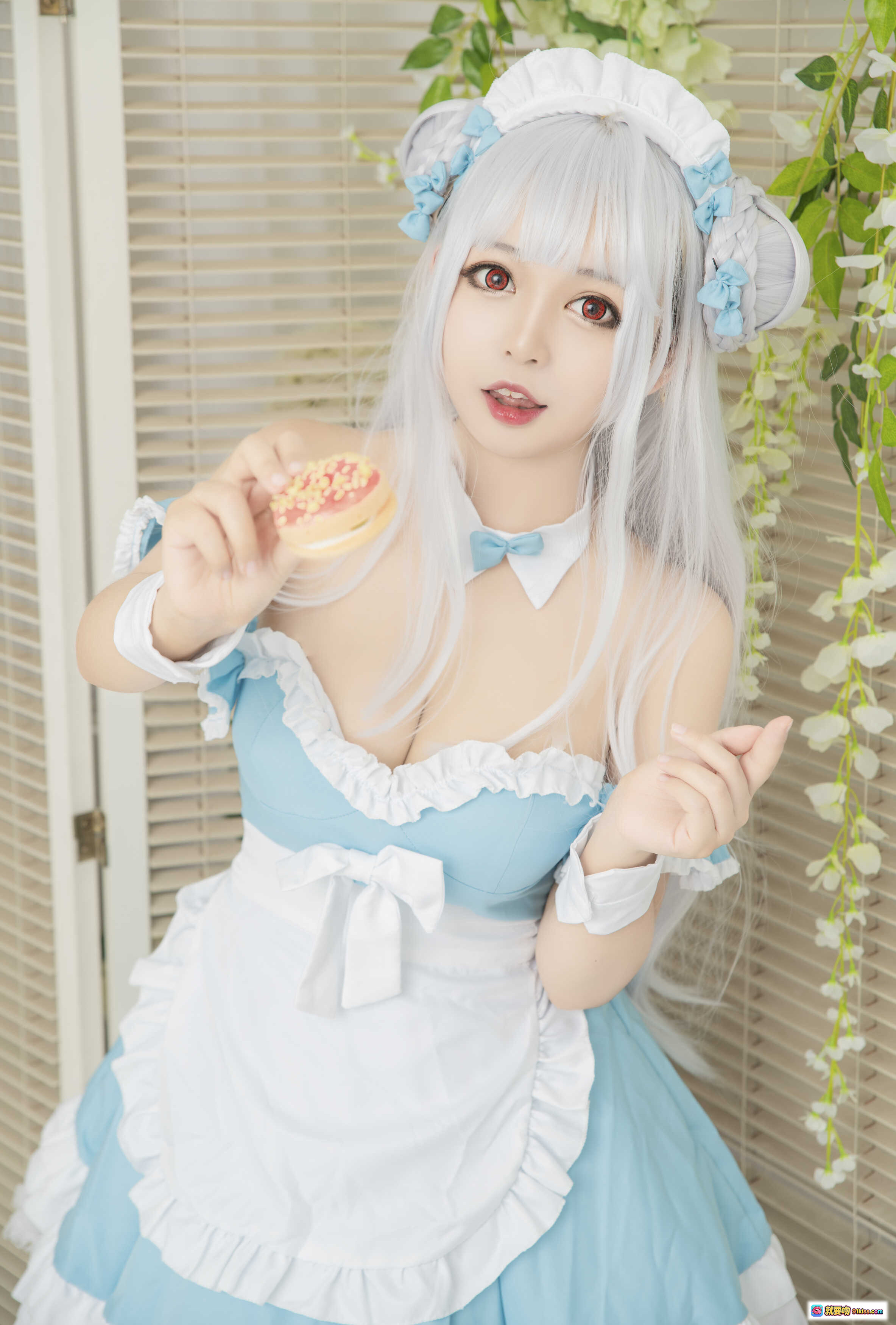 图片[7] - 黑猫猫OvO NO.018 小天鹅完全体 Cosplay 美少女 白发蓝裙女仆装 手持马卡龙 甜美可爱写真 16P高清图集 - 就要吻