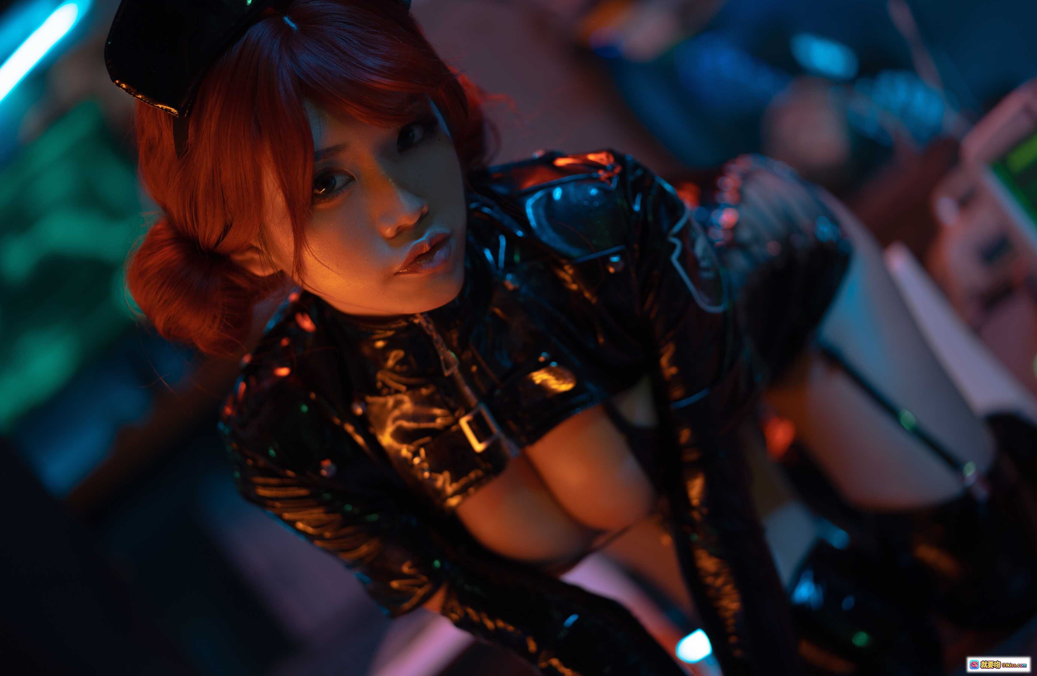 图片[4] - 一笑芳香沁NO.007黑暗护士写真｜红发黑皮乳胶紧身裙+荧光十字帽+赛博朋克霓虹灯光场景 - 就要吻