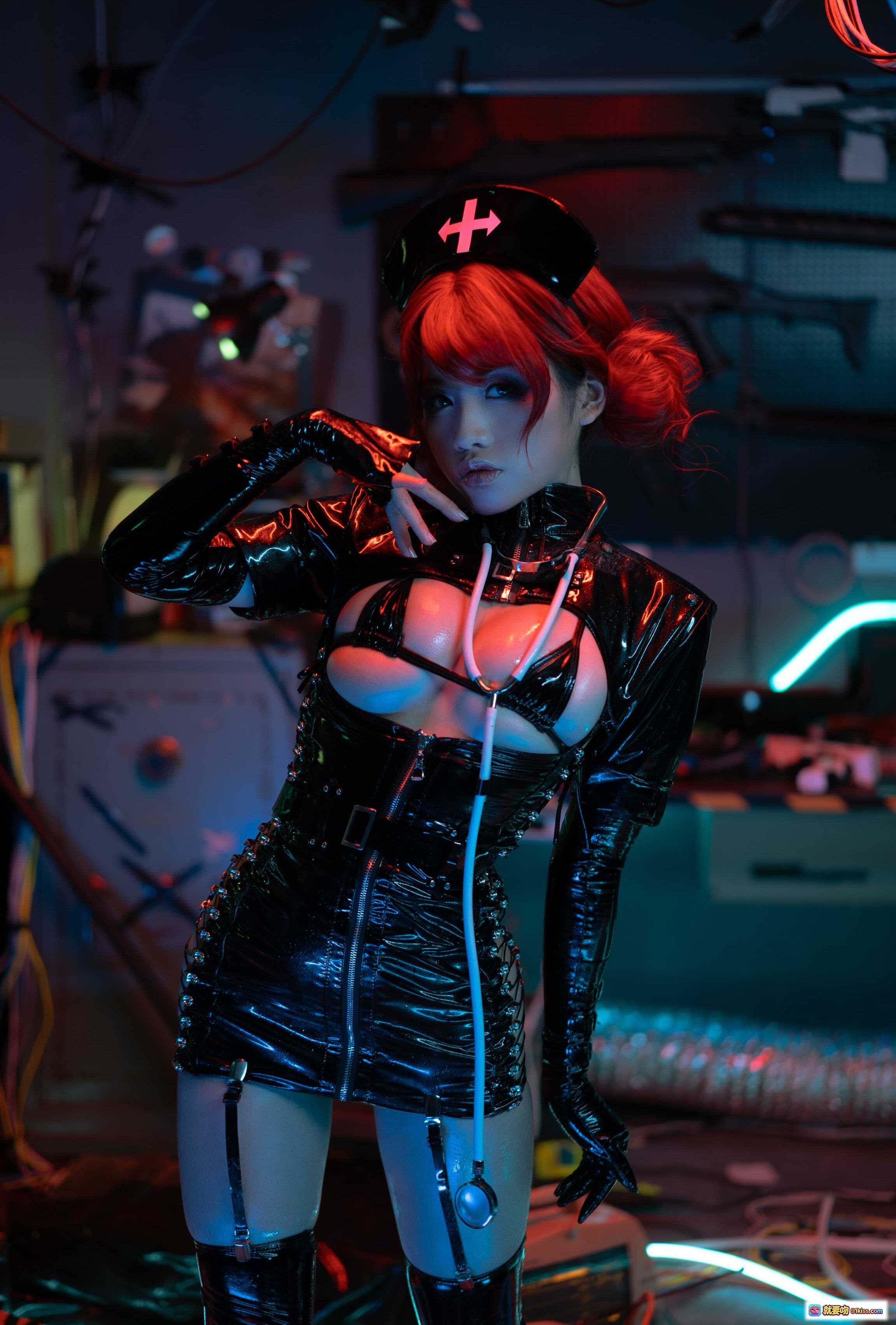 一笑芳香沁NO.007黑暗护士写真｜红发黑皮乳胶紧身裙+荧光十字帽+赛博朋克霓虹灯光场景 - 就要吻