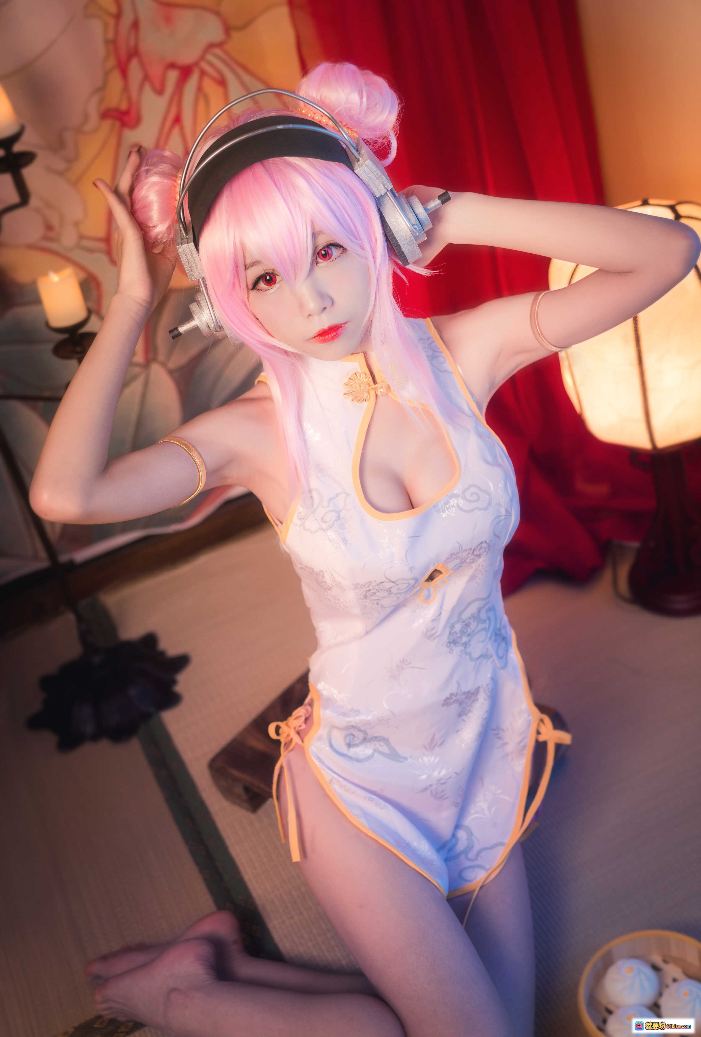 图片[2] - 水淼NO.024索尼子旗袍Cosplay内景写真 粉发双马尾耳机少女手持竹筒 温柔古风氛围灯背景 - 就要吻