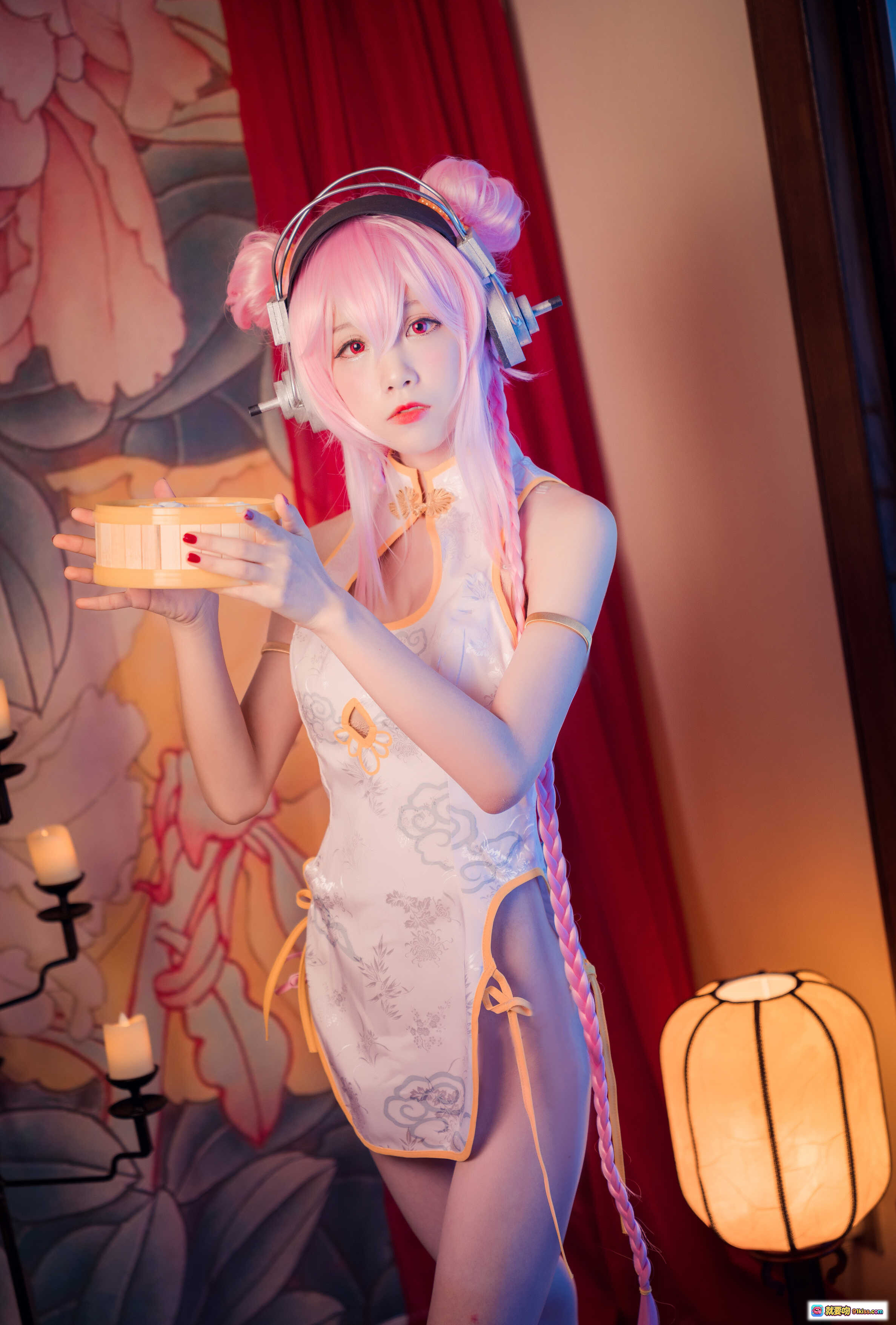 水淼NO.024索尼子旗袍Cosplay内景写真 粉发双马尾耳机少女手持竹筒 温柔古风氛围灯背景 - 就要吻
