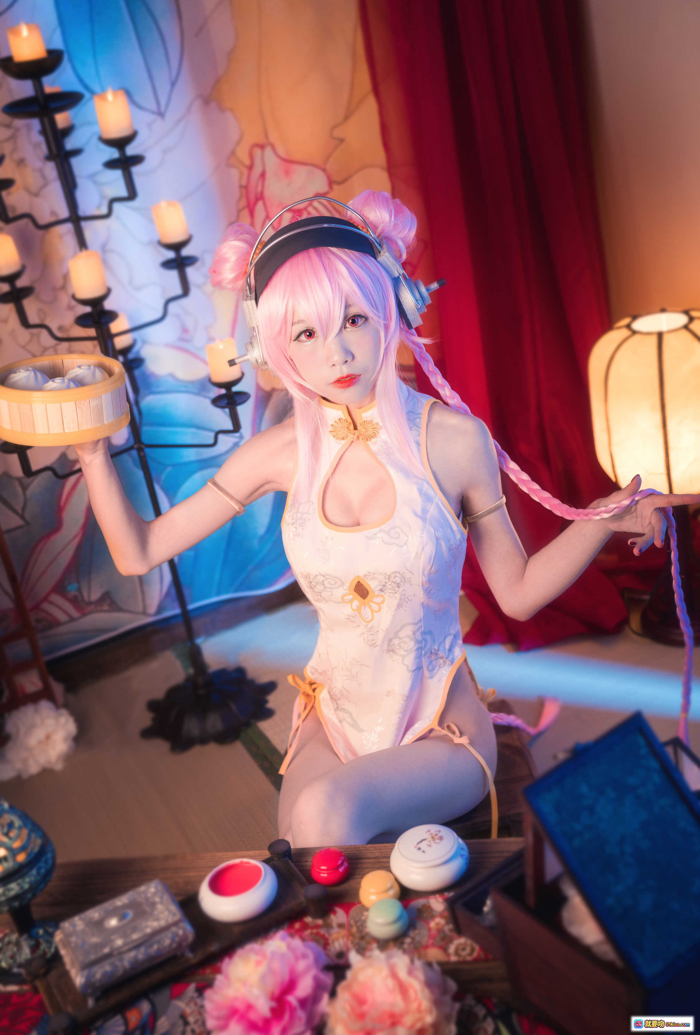 图片[4] - 水淼NO.024索尼子旗袍Cosplay内景写真 粉发双马尾耳机少女手持竹筒 温柔古风氛围灯背景 - 就要吻