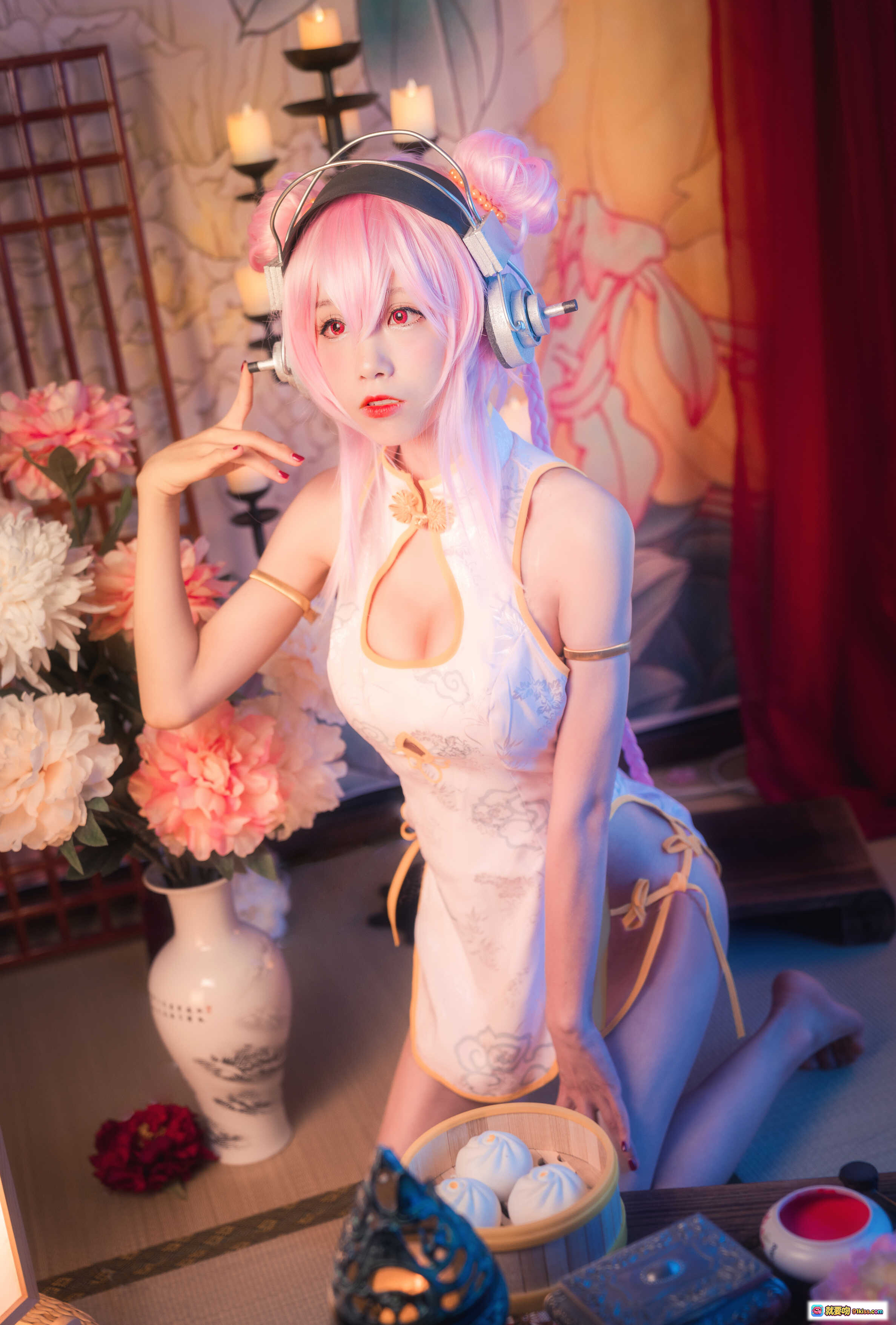 图片[8] - 水淼NO.024索尼子旗袍Cosplay内景写真 粉发双马尾耳机少女手持竹筒 温柔古风氛围灯背景 - 就要吻