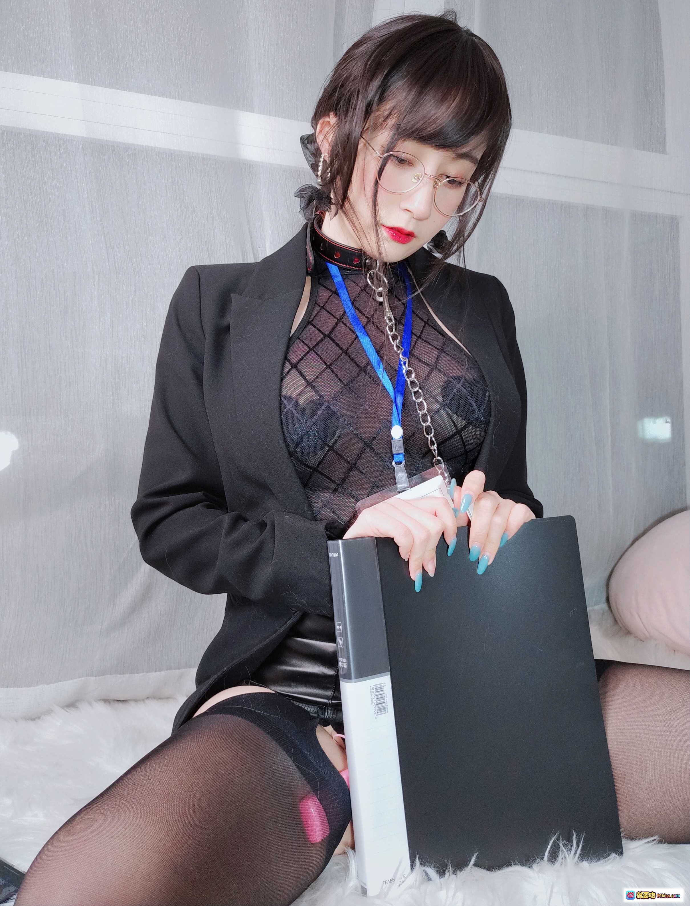 图片[5] - 白银81 NO.077 自撮り vol.57 黑丝情趣写真 透明网格上衣 蓝色挂绳ID卡 眼镜美少女 145P高清图集 - 就要吻