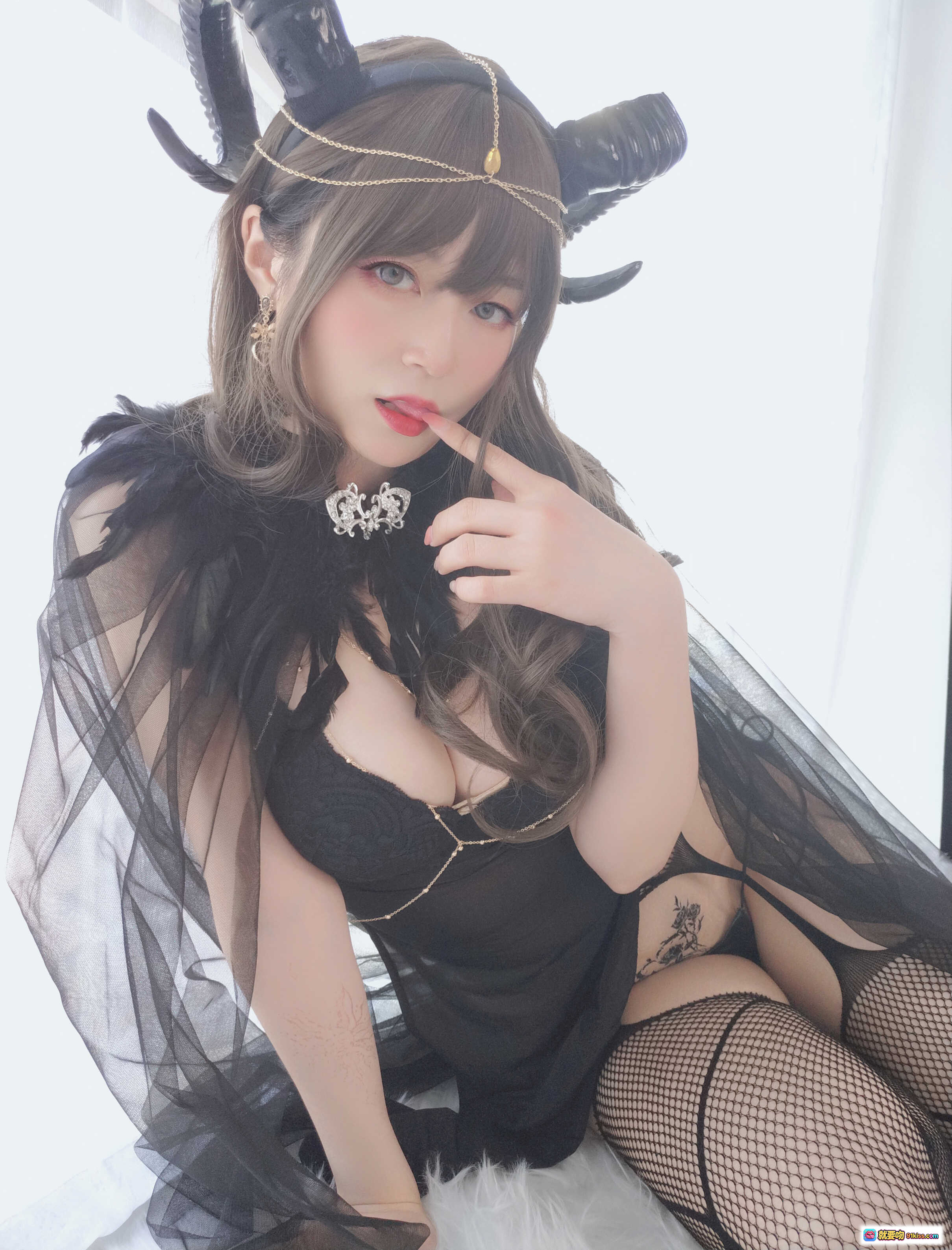 图片[10] - 白银81 NO.020 黑山魅魔 Cosplay 写真集 50P 优雅恶魔风 黑色蕾丝渔网袜 角饰头饰 甜美性感造型 - 就要吻