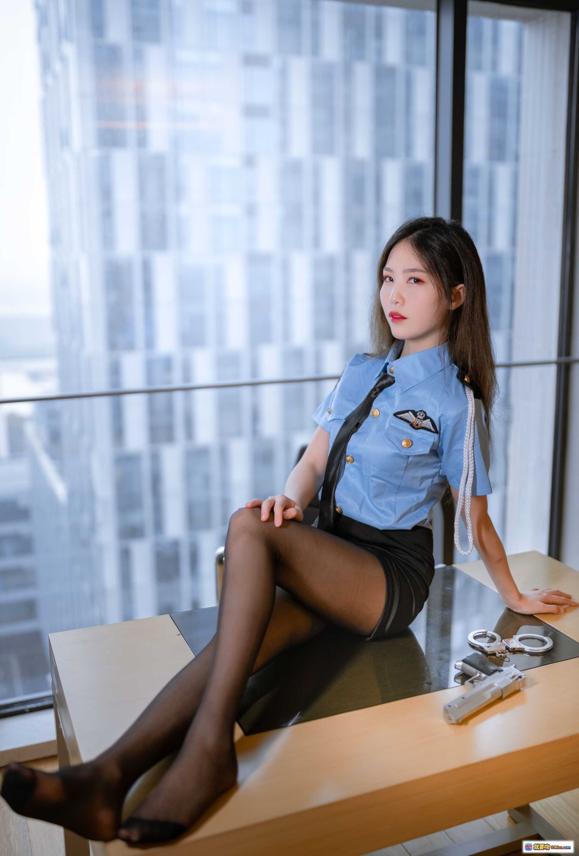 抖娘利世女警写真NO.001 | 蓝色制服黑丝美腿办公桌性感坐姿 | 手铐道具都市窗景高清图集 - 就要吻