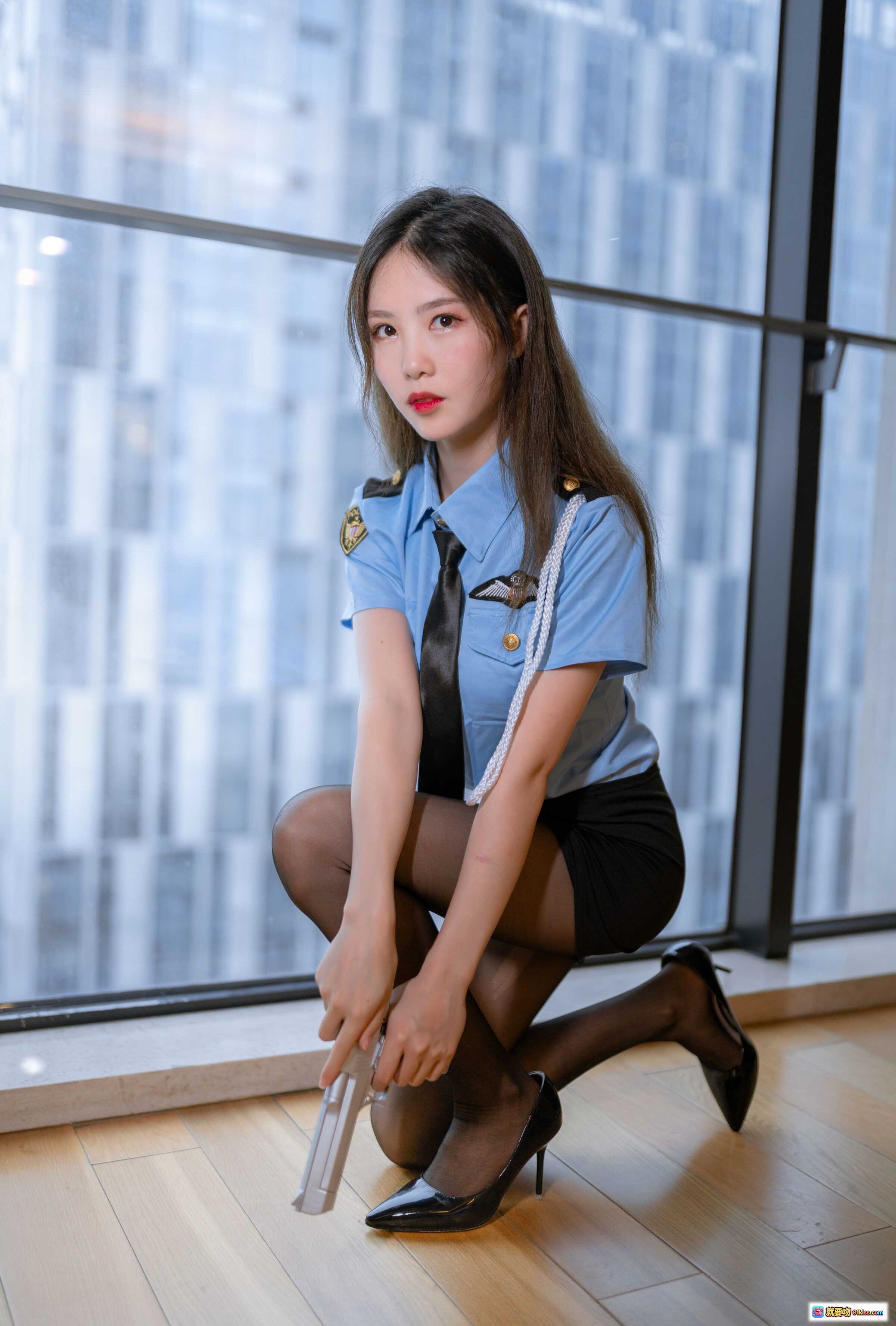 图片[5] - 抖娘利世女警写真NO.001 | 蓝色制服黑丝美腿办公桌性感坐姿 | 手铐道具都市窗景高清图集 - 就要吻