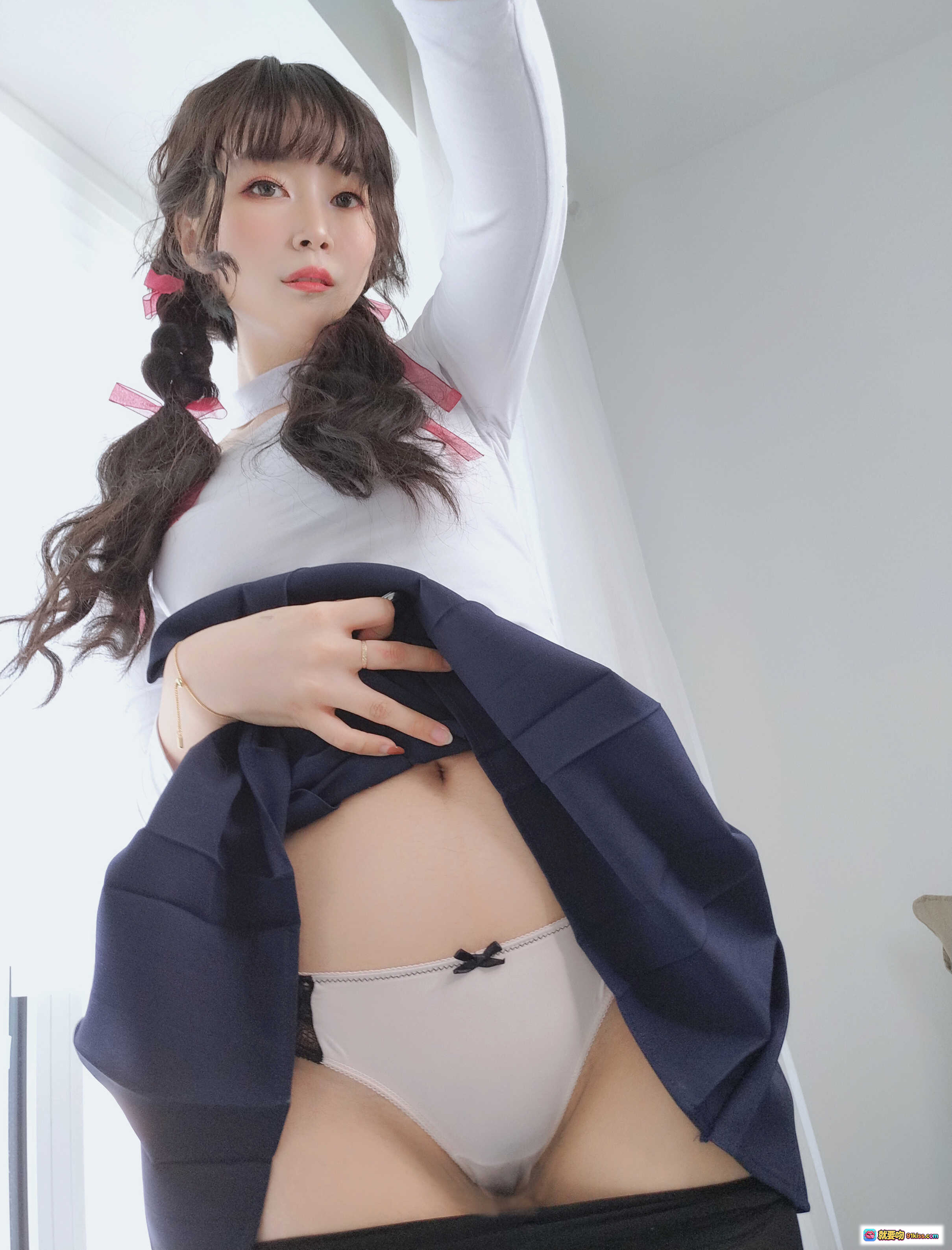 图片[3] - 白银81 NO.006 邻家大姐姐白衫蓝裙双马尾美腿写真 35P无黑丝纯欲风室内窗边拍摄 - 就要吻