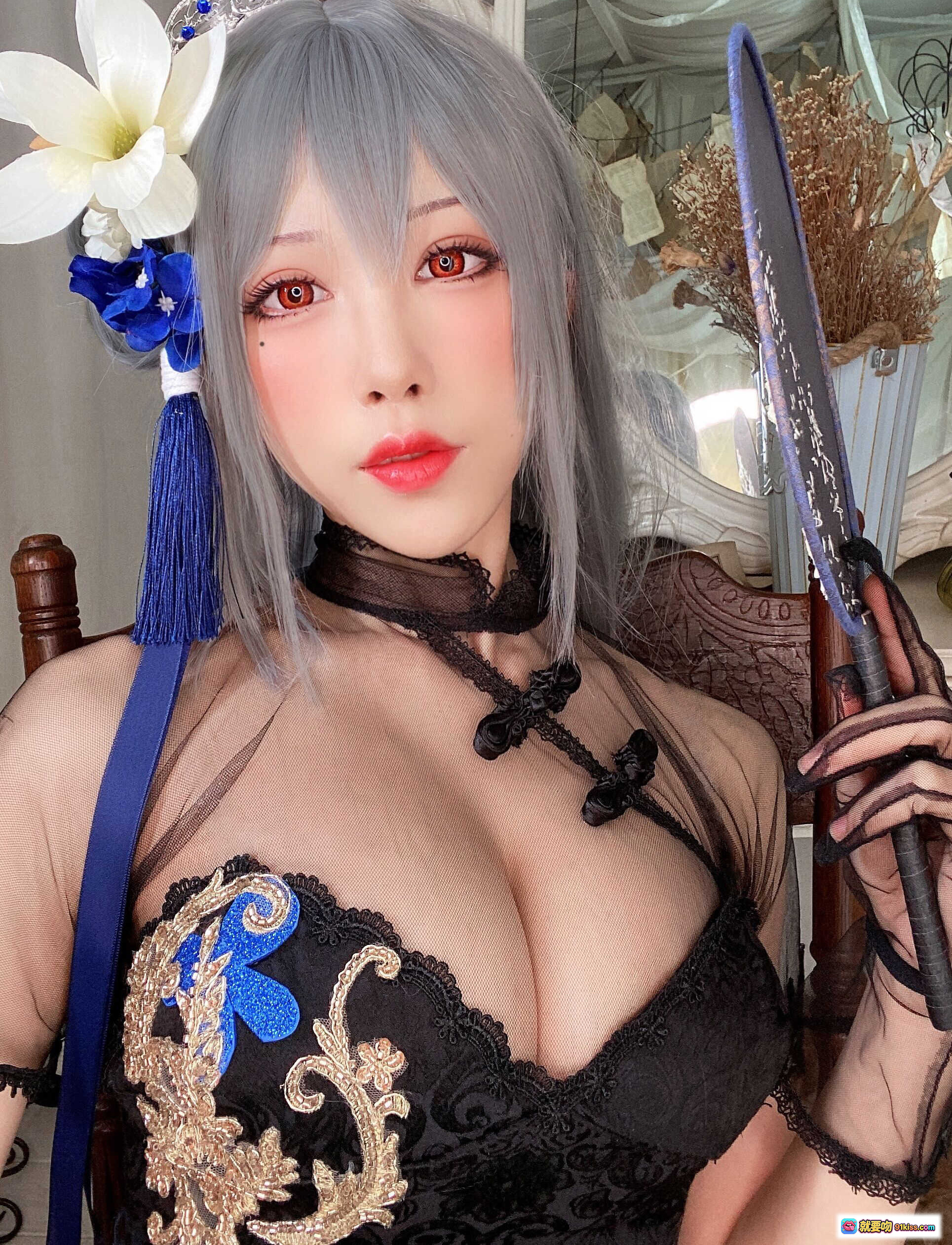 图片[6] - 水淼aqua NO.079 新春自拍·路易九世造型·银发红瞳·黑蕾丝透视装·蓝白花饰发簪·古典洛丽塔风写真 - 就要吻