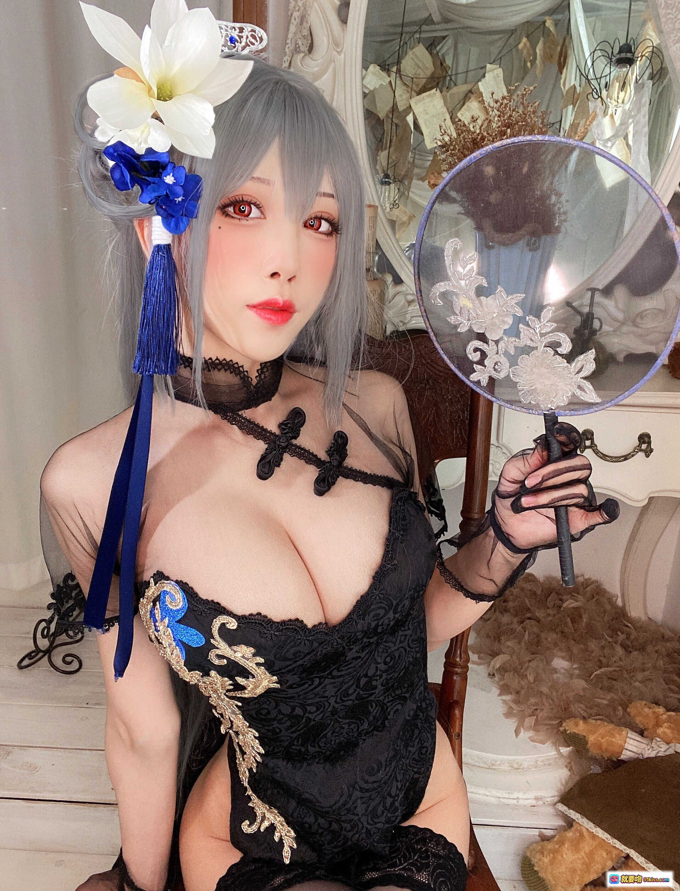 图片[2] - 水淼aqua NO.079 新春自拍·路易九世造型·银发红瞳·黑蕾丝透视装·蓝白花饰发簪·古典洛丽塔风写真 - 就要吻