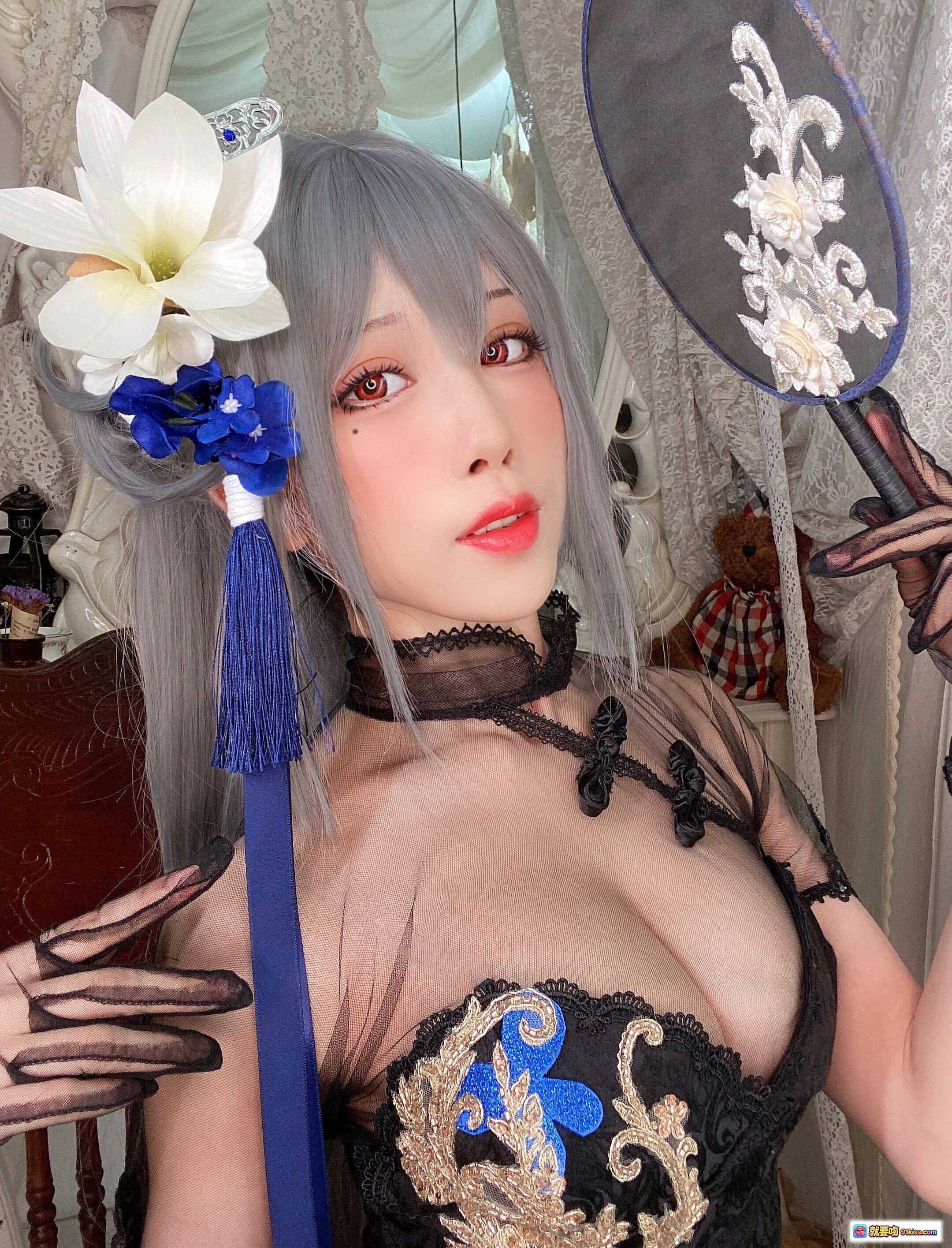 图片[8] - 水淼aqua NO.079 新春自拍·路易九世造型·银发红瞳·黑蕾丝透视装·蓝白花饰发簪·古典洛丽塔风写真 - 就要吻