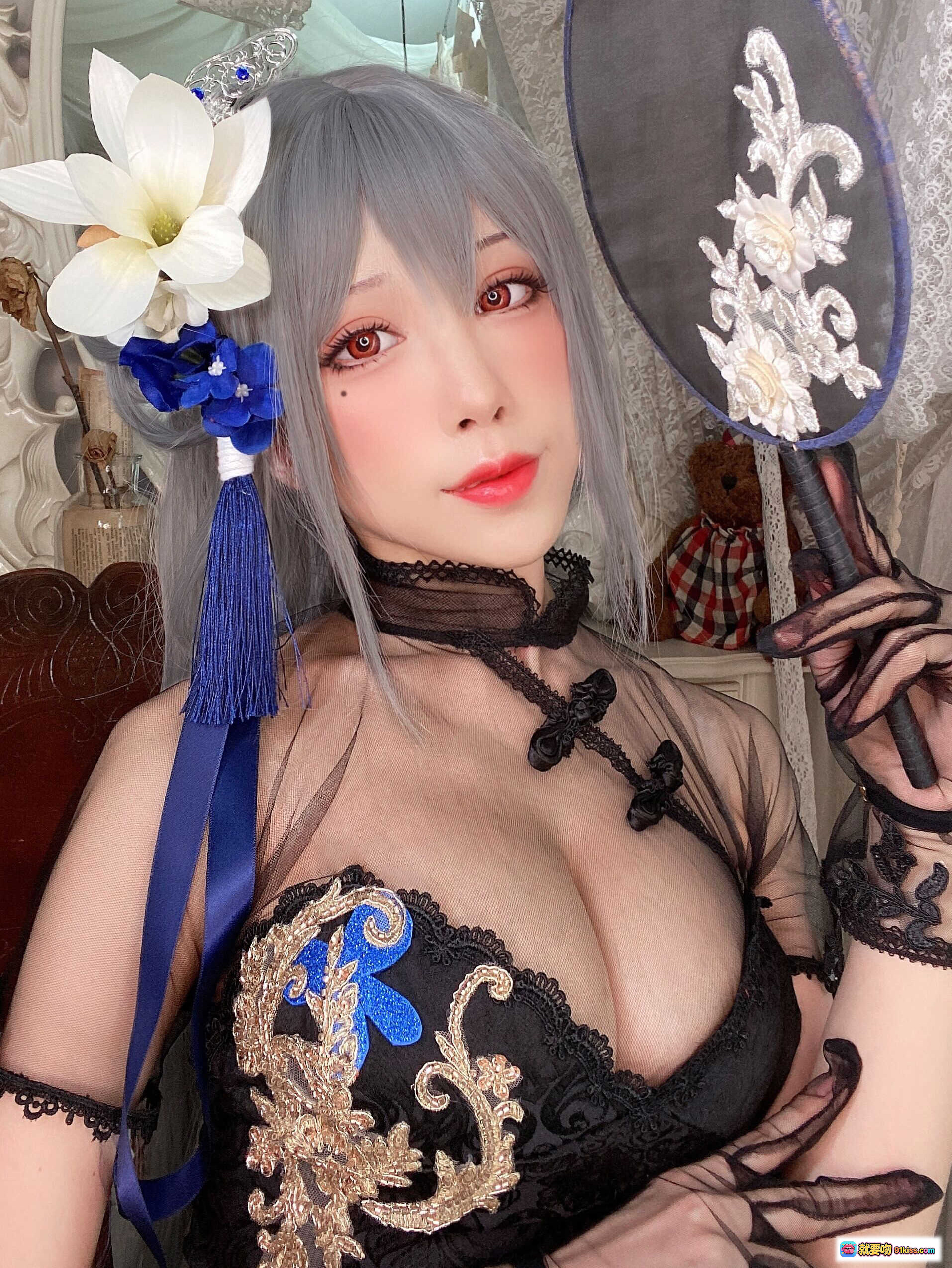 图片[7] - 水淼aqua NO.079 新春自拍·路易九世造型·银发红瞳·黑蕾丝透视装·蓝白花饰发簪·古典洛丽塔风写真 - 就要吻