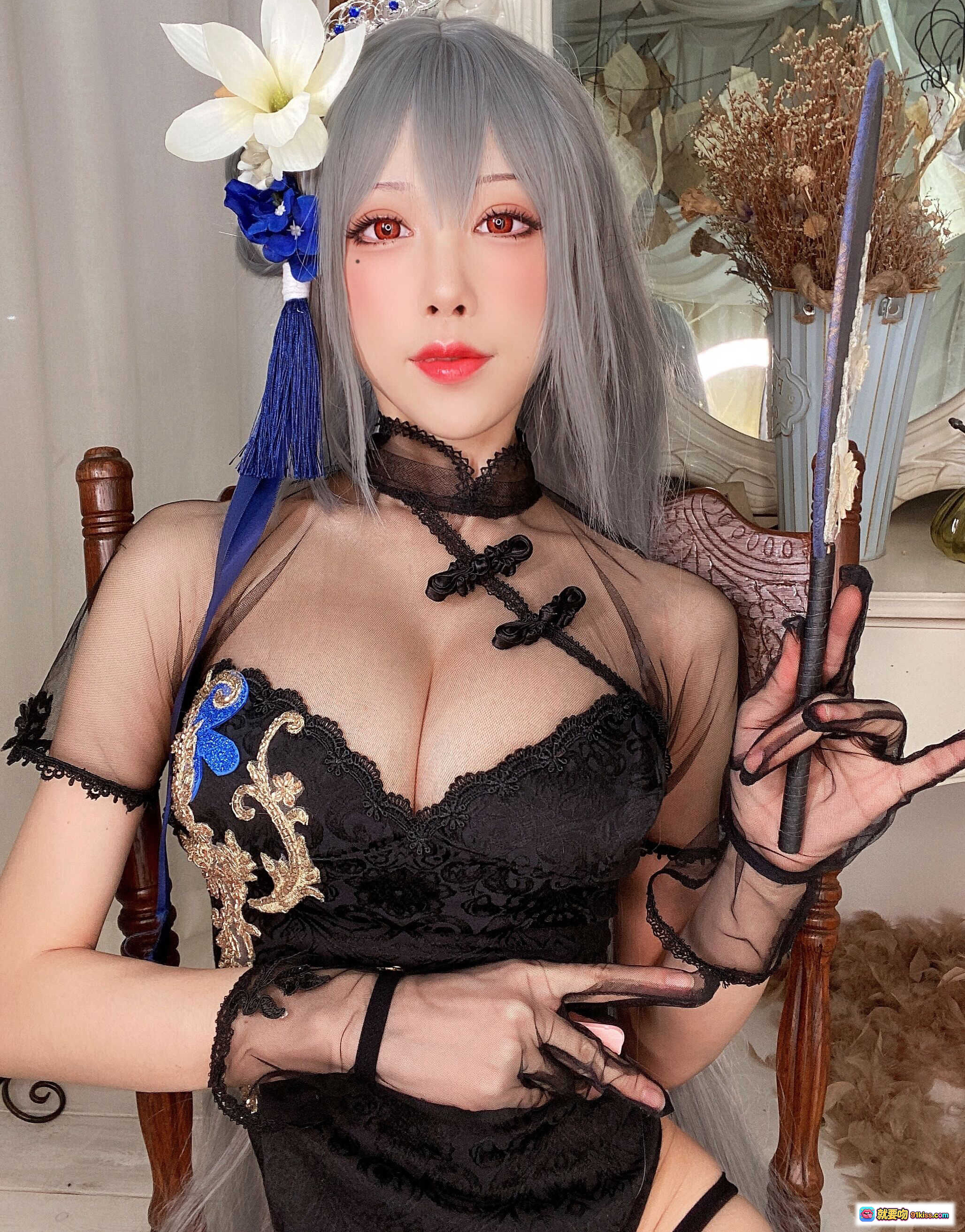 图片[10] - 水淼aqua NO.079 新春自拍·路易九世造型·银发红瞳·黑蕾丝透视装·蓝白花饰发簪·古典洛丽塔风写真 - 就要吻