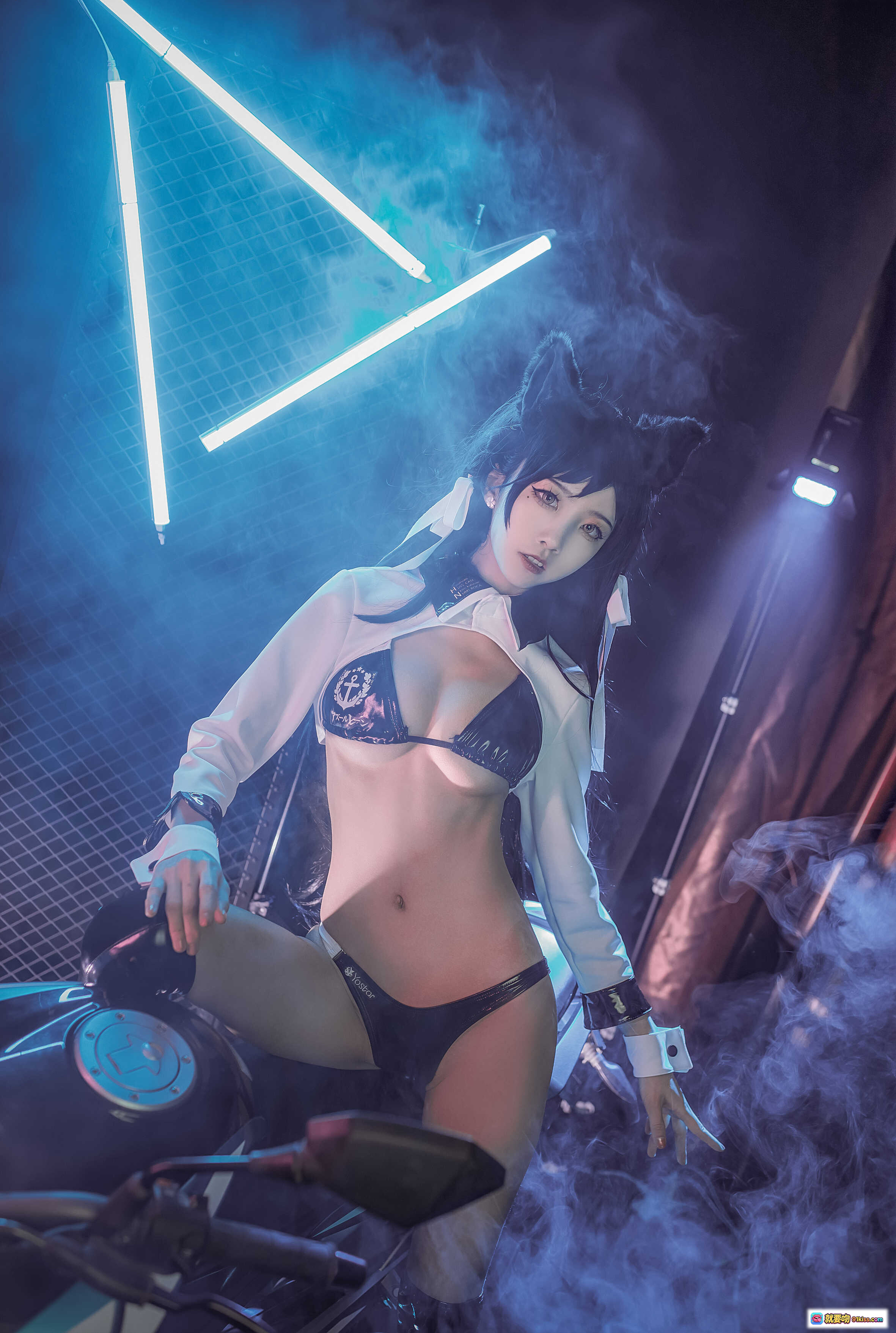 图片[2] - 水淼NO.003爱宕犬机车写真｜猫耳黑丝性感Cosplay｜霓虹紫烟氛围感大片｜17P高清图集 - 就要吻