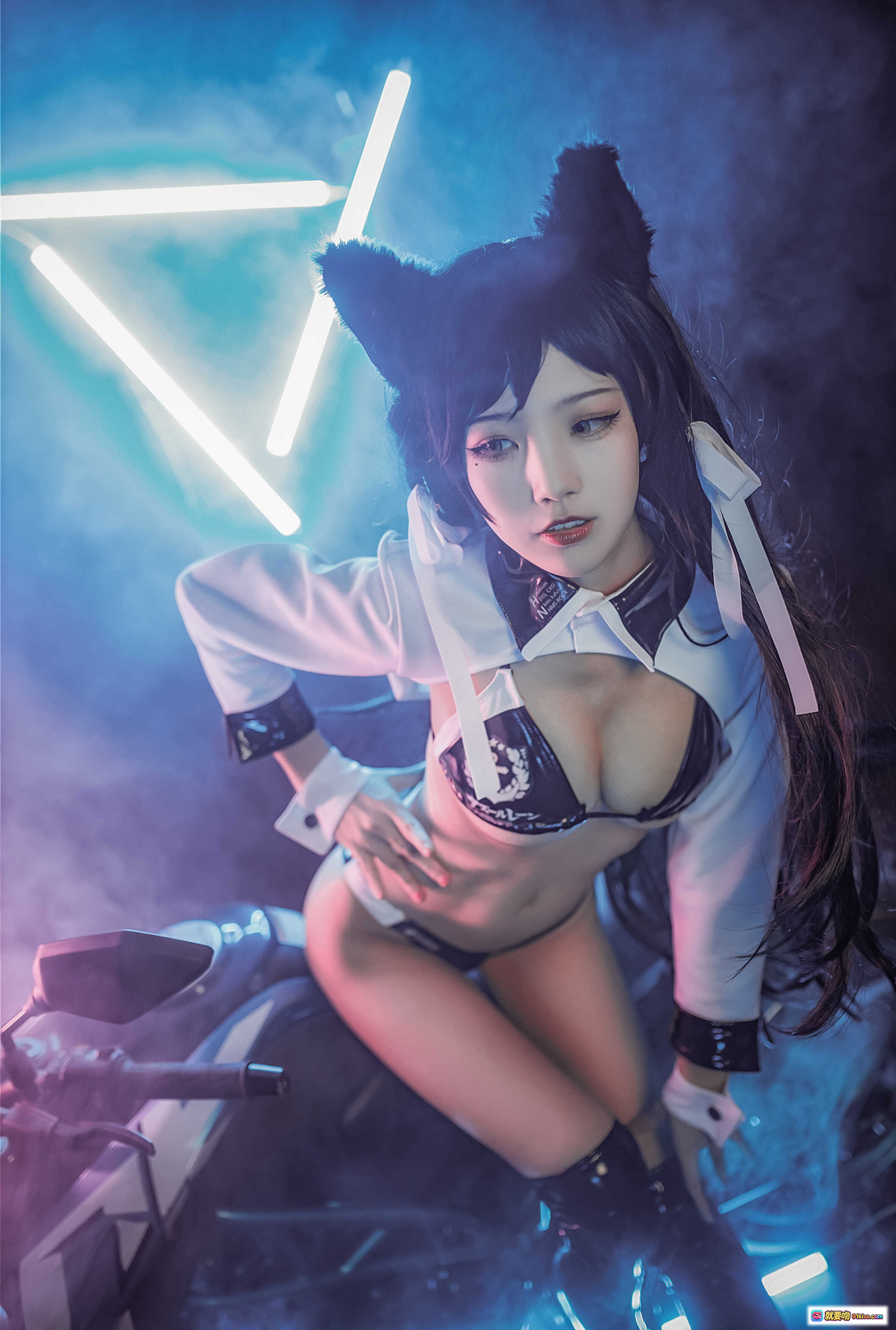 图片[9] - 水淼NO.003爱宕犬机车写真｜猫耳黑丝性感Cosplay｜霓虹紫烟氛围感大片｜17P高清图集 - 就要吻