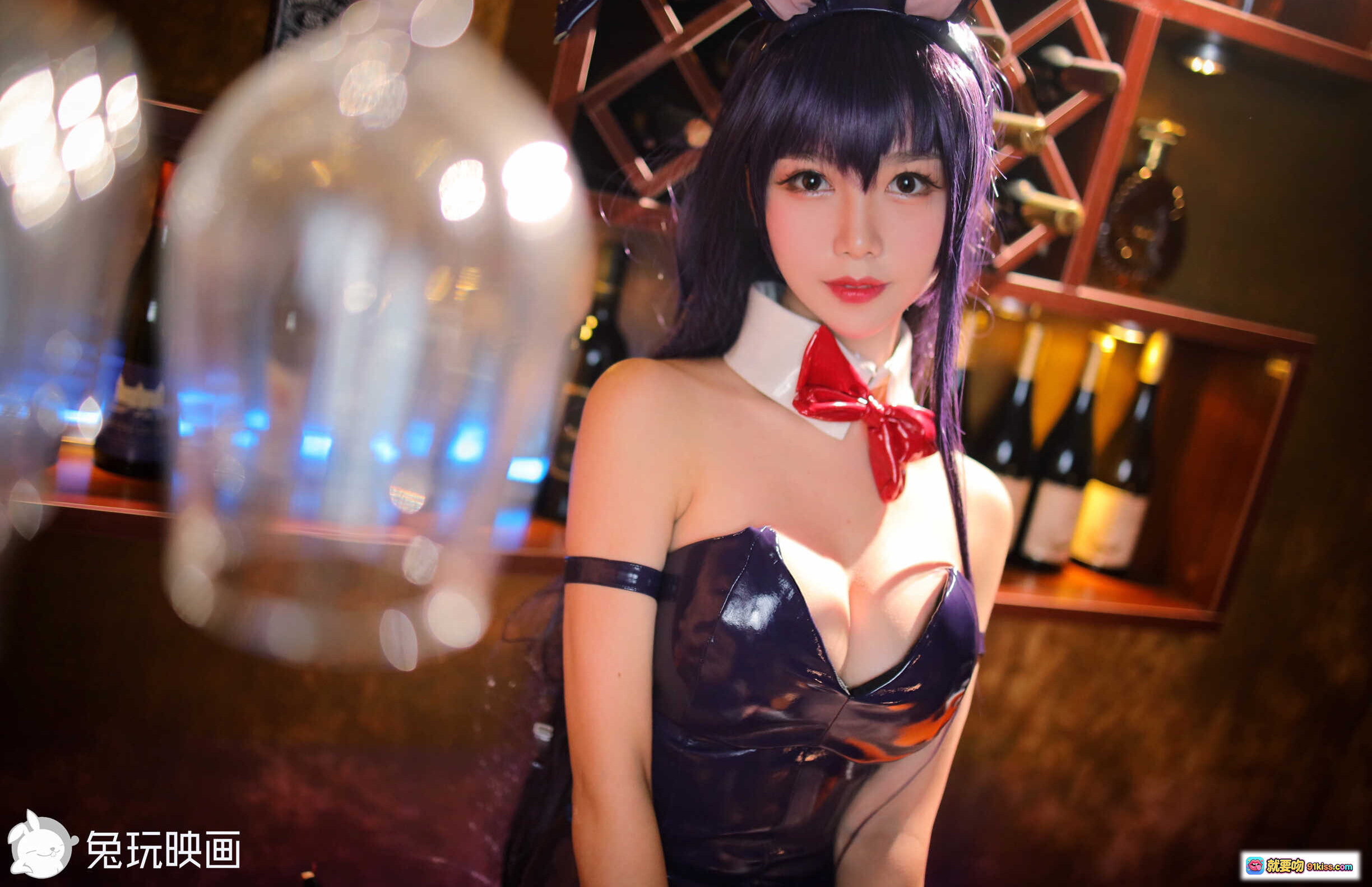 图片[6] - 抖娘利世NO.024霞之丘诗羽兔女郎COS写真，紫色亮面紧身衣+渔网袜+高跟鞋酒吧场景性感美图 - 就要吻