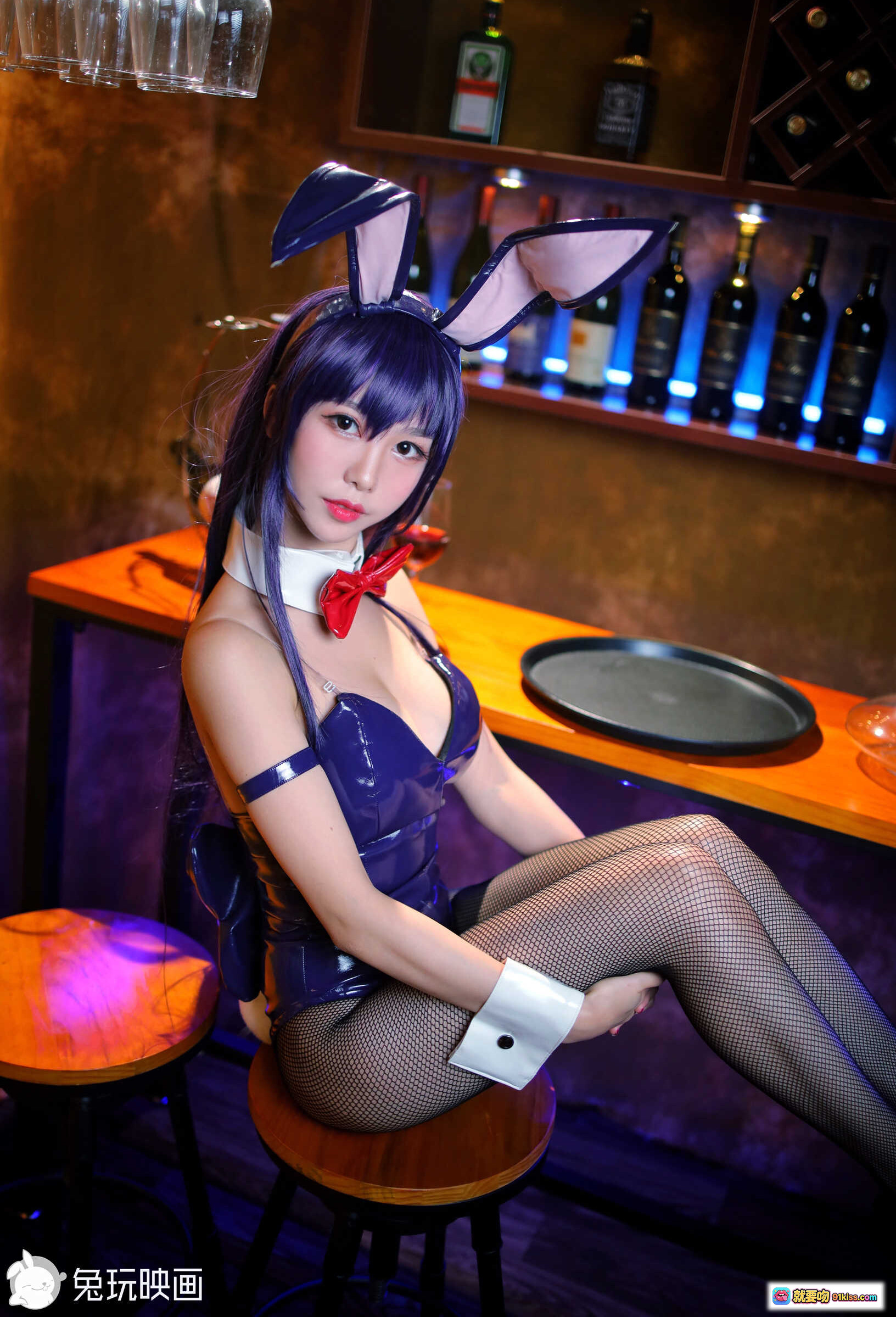 图片[5] - 抖娘利世NO.024霞之丘诗羽兔女郎COS写真，紫色亮面紧身衣+渔网袜+高跟鞋酒吧场景性感美图 - 就要吻