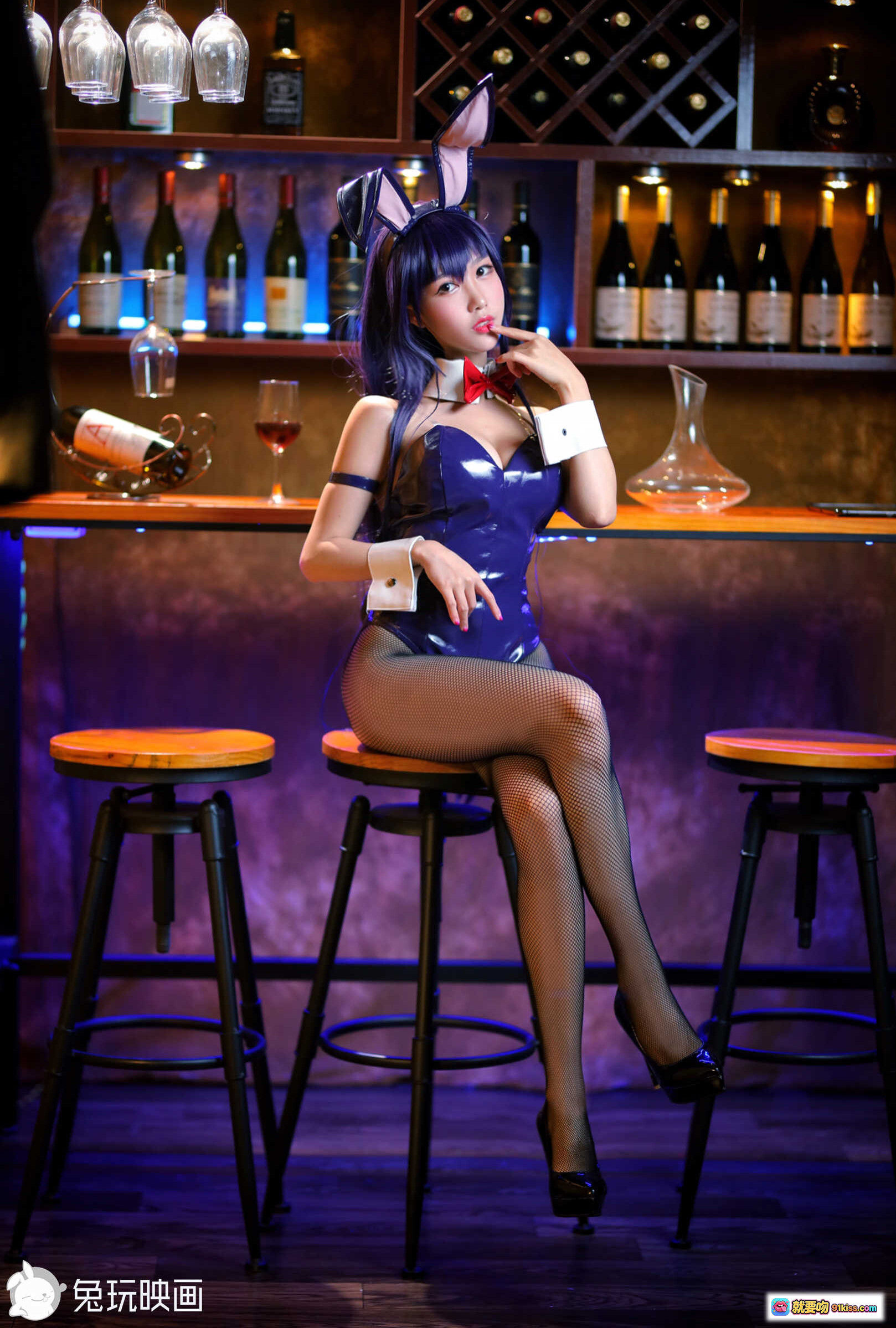 图片[2] - 抖娘利世NO.024霞之丘诗羽兔女郎COS写真，紫色亮面紧身衣+渔网袜+高跟鞋酒吧场景性感美图 - 就要吻