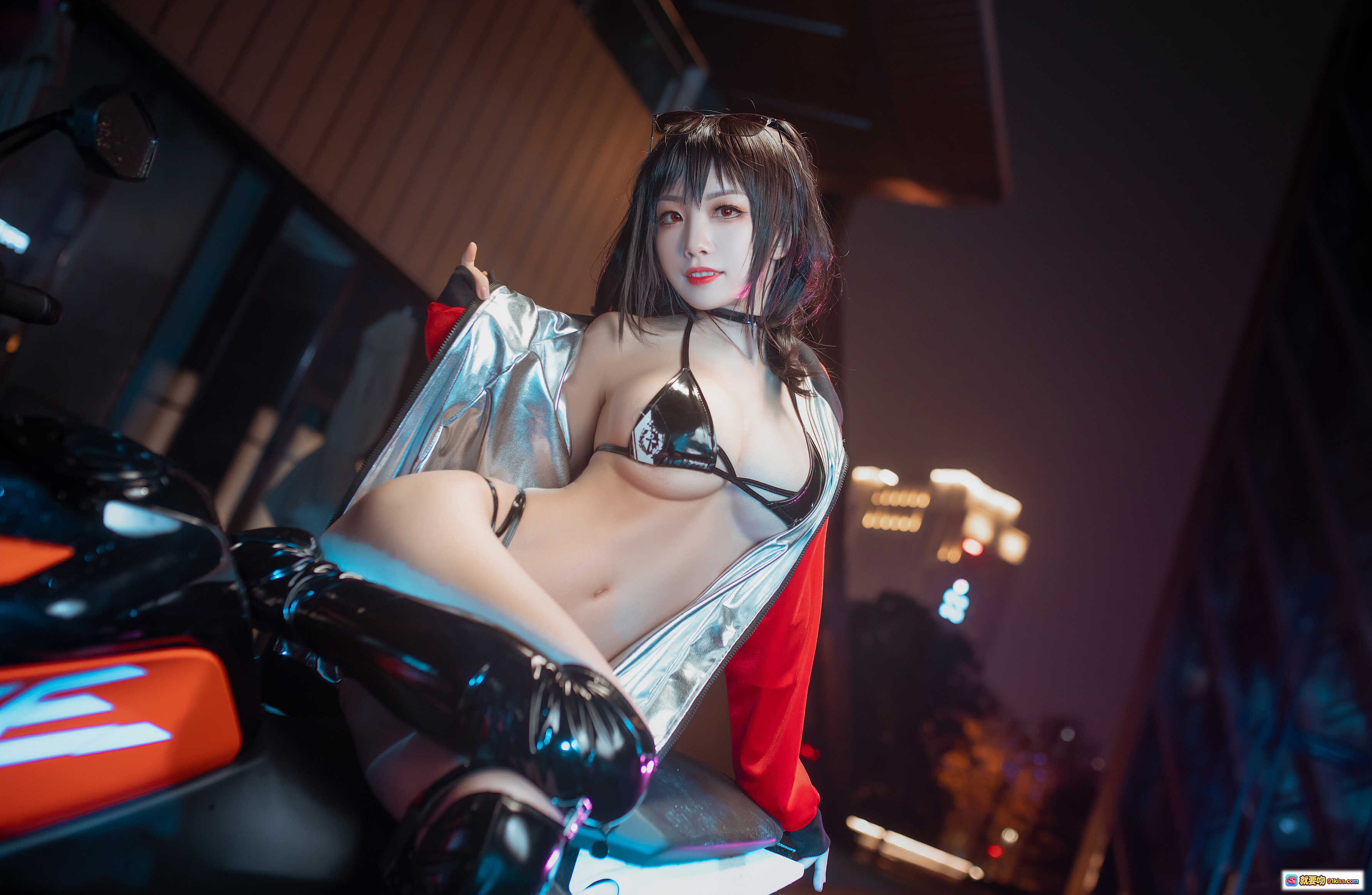 水淼NO.001大凤机车写真｜性感黑丝比基尼美女+橙色KTM Duke摩托车夜景街拍｜33P高清图集 - 就要吻