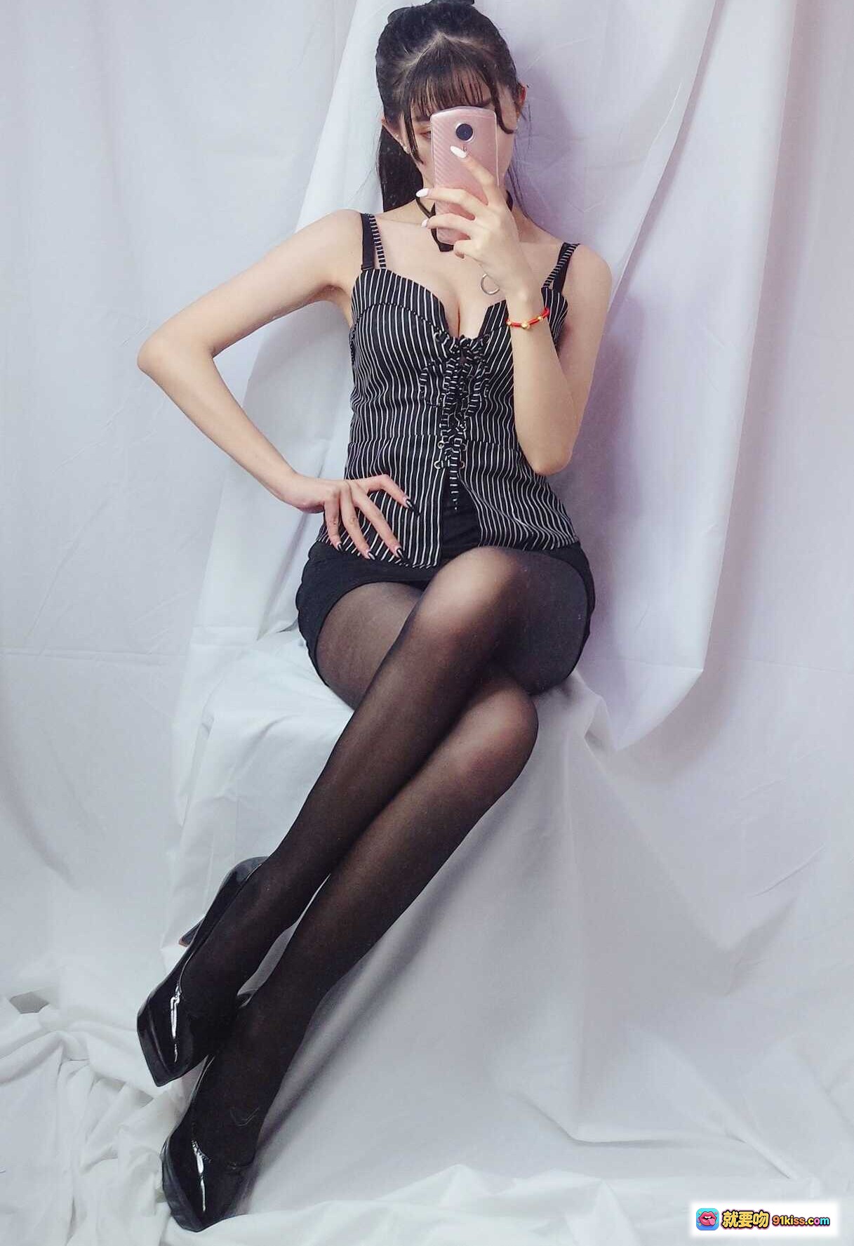 图片[1] - Kettoe NO.015 OL秘书写真｜条纹吊带黑丝高跟美腿自拍私房照 - 就要吻