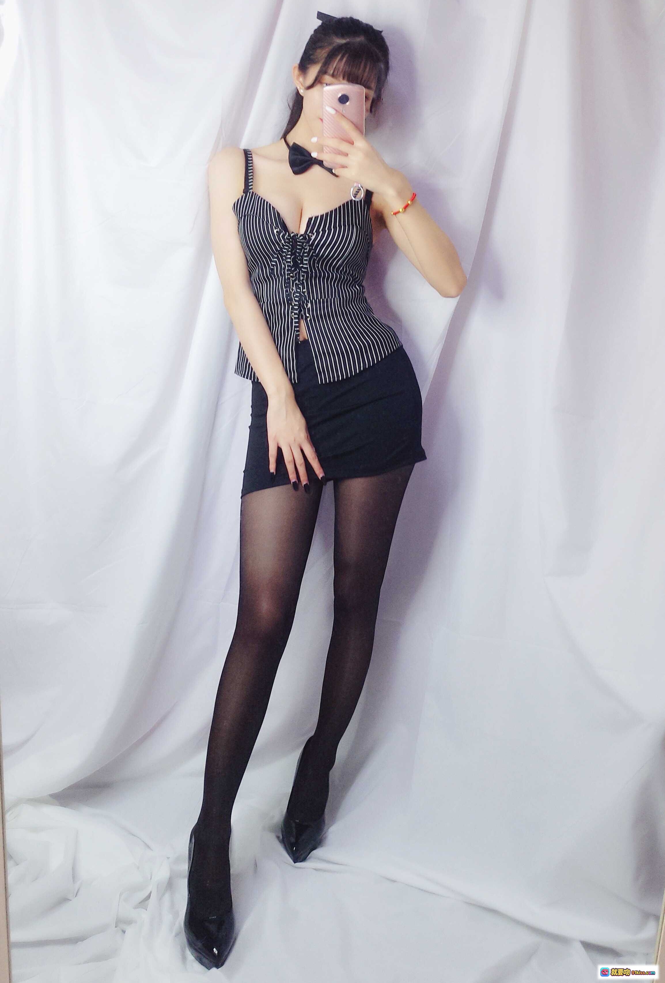 图片[8] - Kettoe NO.015 OL秘书写真｜条纹吊带黑丝高跟美腿自拍私房照 - 就要吻